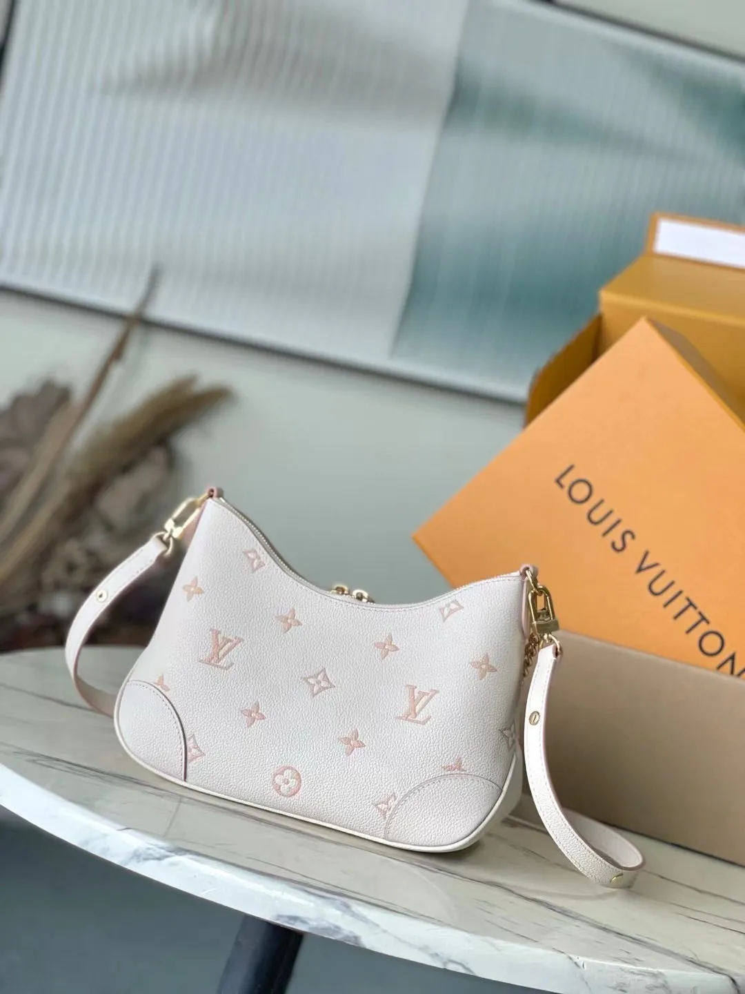 💰1060 (top layer leather) top original order M14634 This Boulogne handbag reinterprets the classic Monogram Empreinte leather with the same color aesthetic, and injects elegant luster with the detachable chain and LV floral decoration. The smart structure allows for a variety of carrying methods, and the inner patch pocket can easily store a smartphone. Dimensions: 29 × 16 × 9.5 cm
