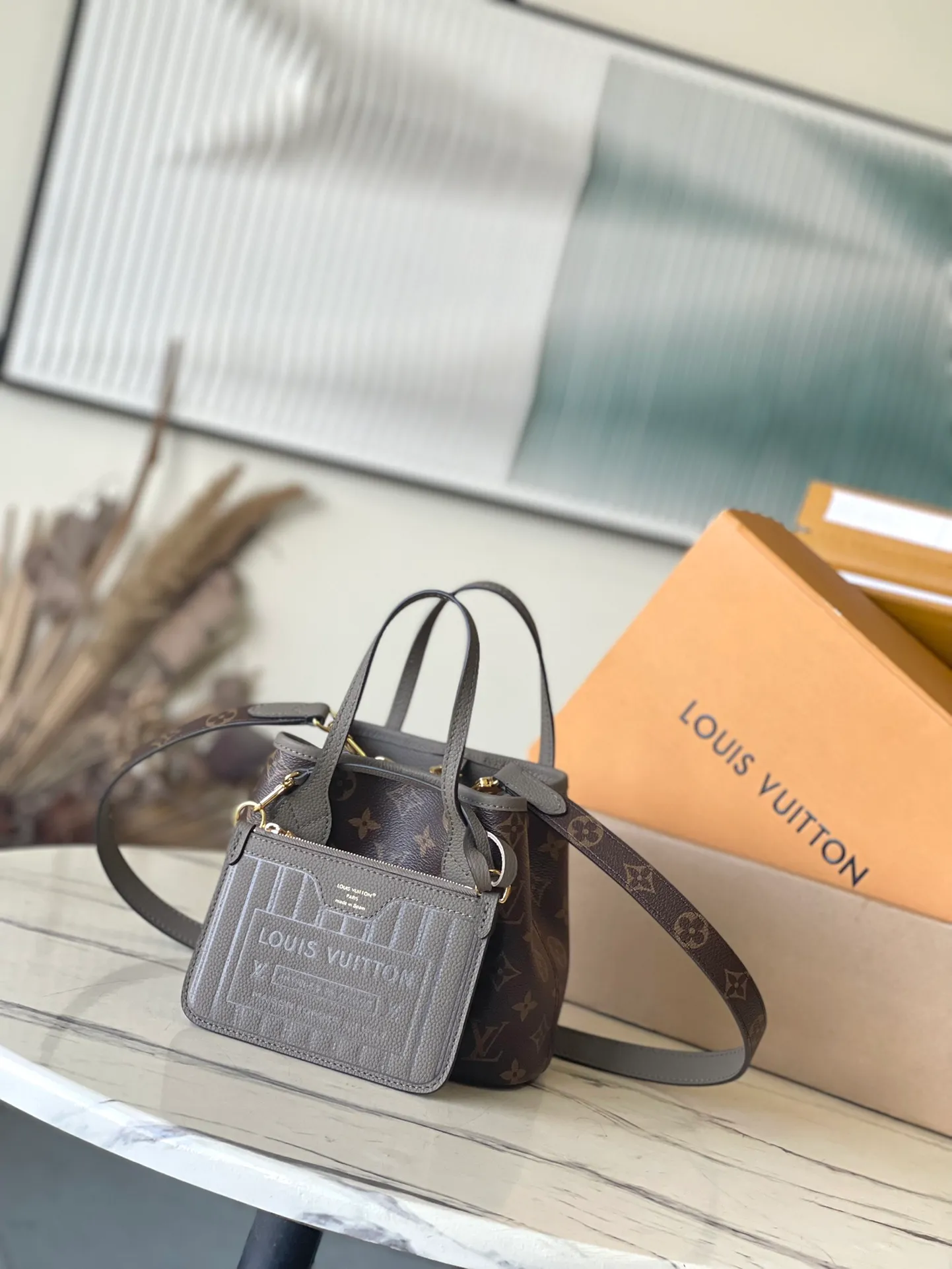 💰840 (top-grain leather) Top-quality original M12109 Neverfull Bandouliere Inside Out BB handbag is a double-sided version of the classic design this season, with the front and back decorated with iconic Monogram canvas and grained leather. The removable zipper bag can be used alone or hung externally. The detachable shoulder strap makes it easy to wear cross-body, and the dazzling metal hardware adds a sophisticated detail. Dimensions: 24 × 14 × 9 cm