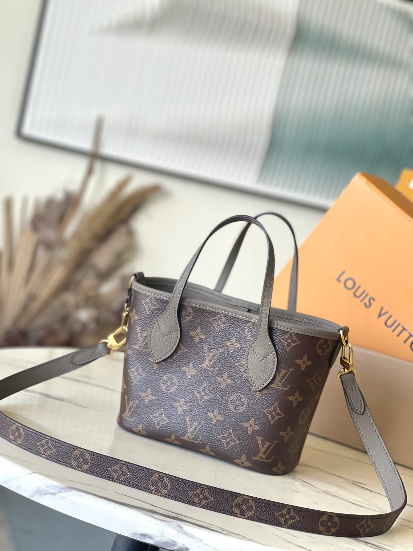 💰840 (top-grain leather) Top-quality original M12109 Neverfull Bandouliere Inside Out BB handbag is a double-sided version of the classic design this season, with the front and back decorated with iconic Monogram canvas and grained leather. The removable zipper bag can be used alone or hung externally. The detachable shoulder strap makes it easy to wear cross-body, and the dazzling metal hardware adds a sophisticated detail. Dimensions: 24 × 14 × 9 cm