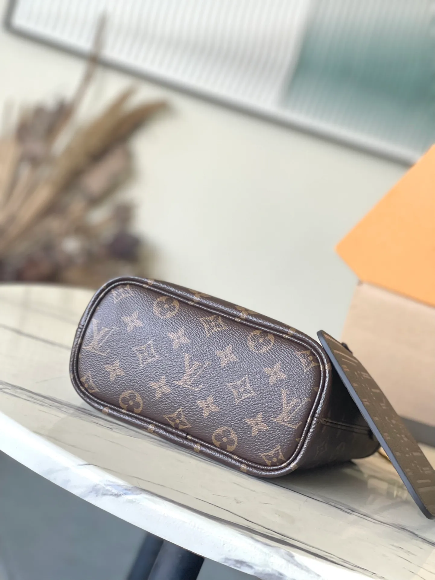 💰840 (top-grain leather) Top-quality original M12109 Neverfull Bandouliere Inside Out BB handbag is a double-sided version of the classic design this season, with the front and back decorated with iconic Monogram canvas and grained leather. The removable zipper bag can be used alone or hung externally. The detachable shoulder strap makes it easy to wear cross-body, and the dazzling metal hardware adds a sophisticated detail. Dimensions: 24 × 14 × 9 cm