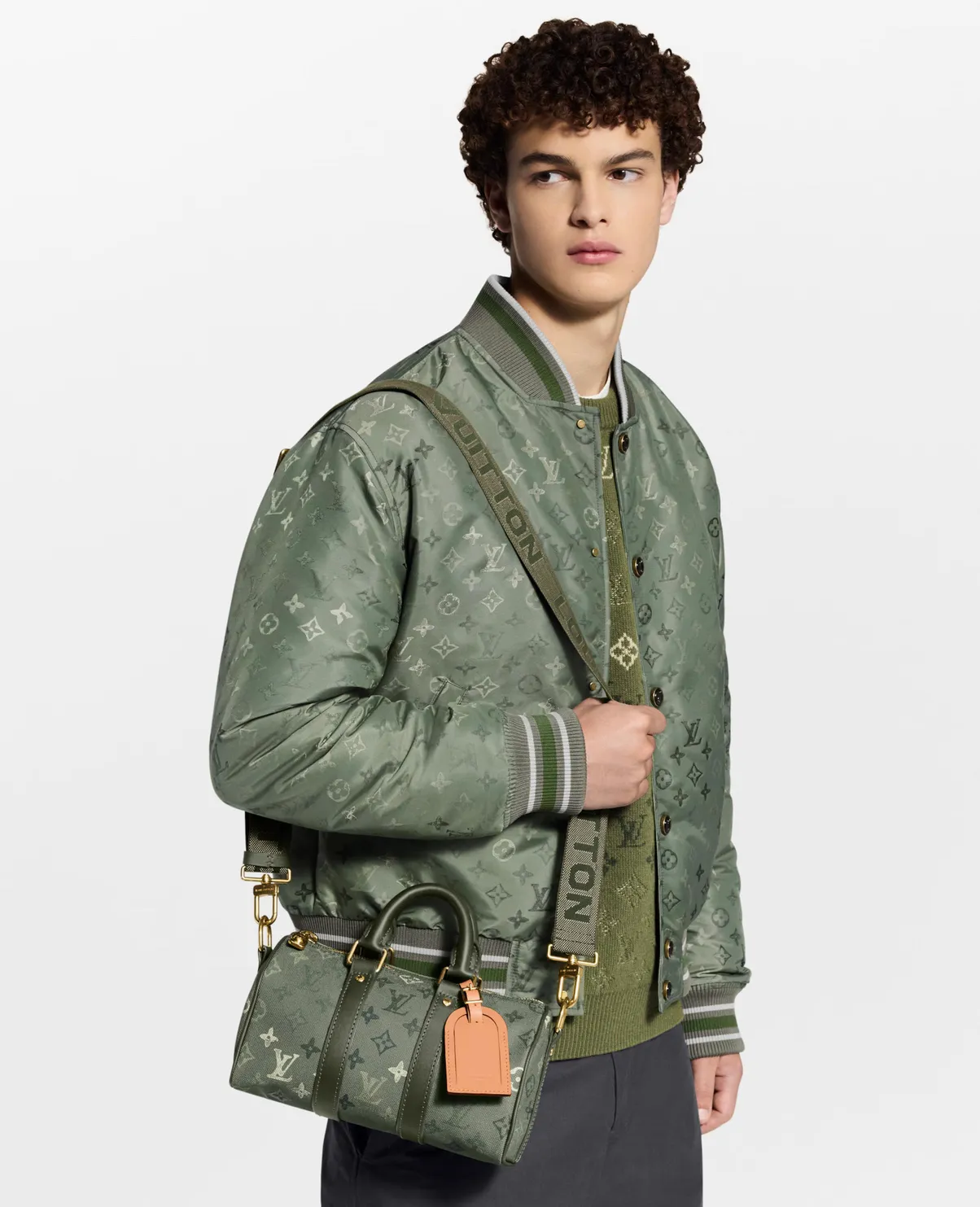 💰940 Top Original Order [KEEPALL BANDOULIÈRE 25 Handbag] m26930 Military Green/Silk Screen This Keepall Bandoulière 25 handbag is made of Monogram Surplus coated canvas rendered in military tones and embellished with irregular Monogram prints to create a camouflage look. A distressed-effect zip secures the main compartment. The top handle and wide, removable and adjustable fabric shoulder strap allow for shoulder, cross-body or hand carry options.  Dimensions: 15 x 11 x 25 cm (height x width x length)