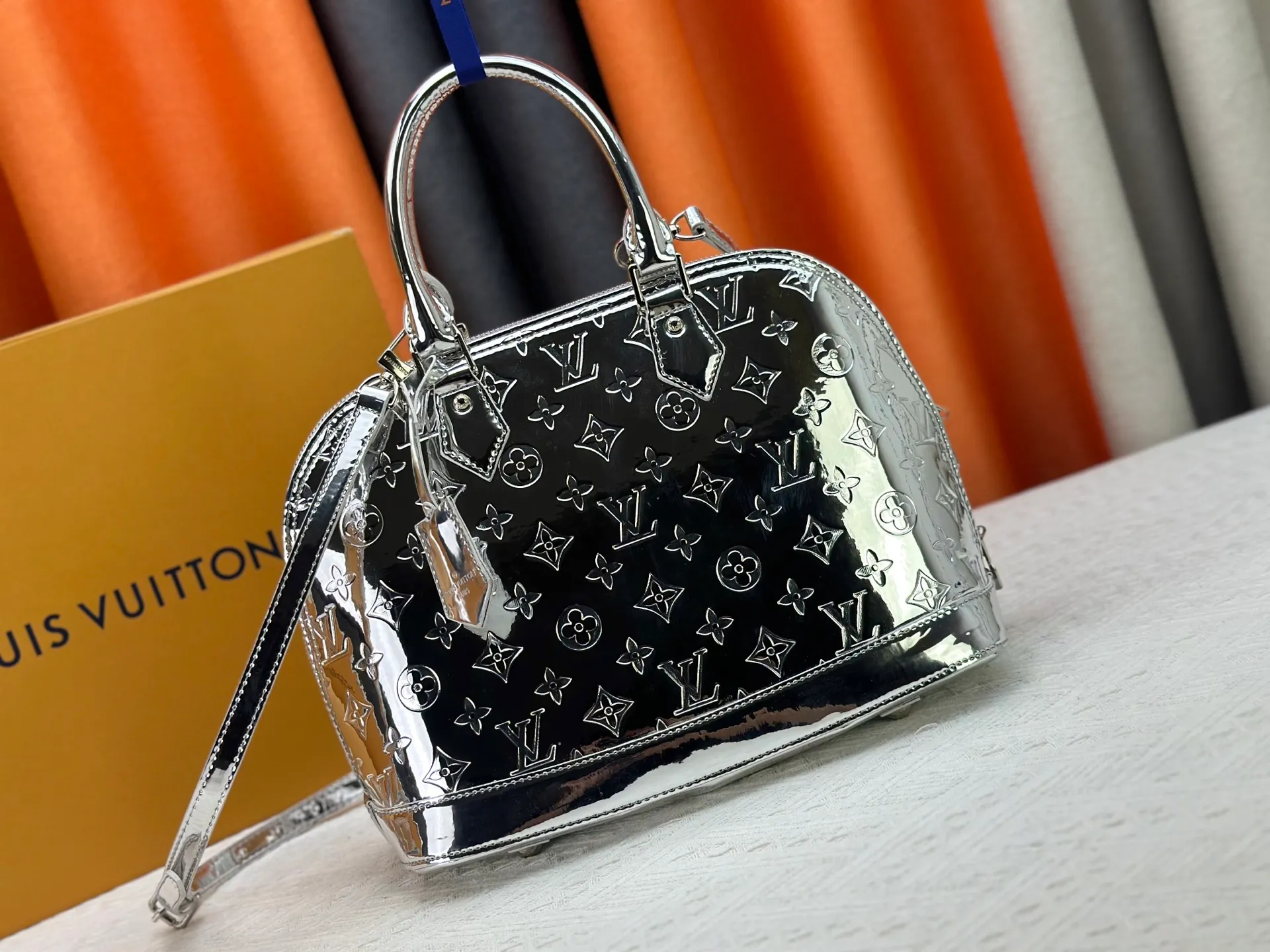 P320 M11835 M53151 The Alma large handbag in the LVSki series draws inspiration from the Louis Vuitton archive hard box. The large Monogram embossed coated canvas renders the new Monogram Miroir effect, highlighting the concept of retro futurism. Spacious interior patch pockets ensure organized storage. Size: 39x30x19cm