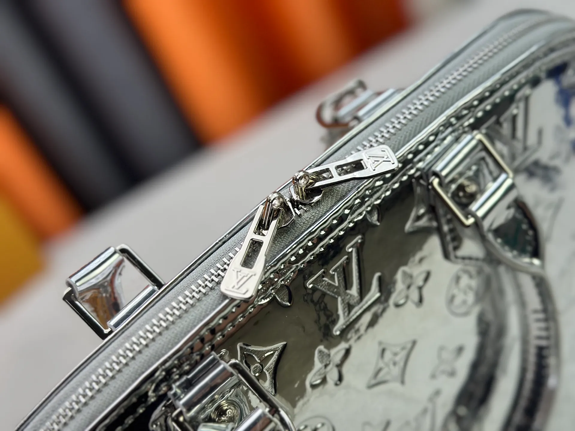 P320 M11835 M53151 The Alma large handbag in the LVSki series draws inspiration from the Louis Vuitton archive hard box. The large Monogram embossed coated canvas renders the new Monogram Miroir effect, highlighting the concept of retro futurism. Spacious interior patch pockets ensure organized storage. Size: 39x30x19cm