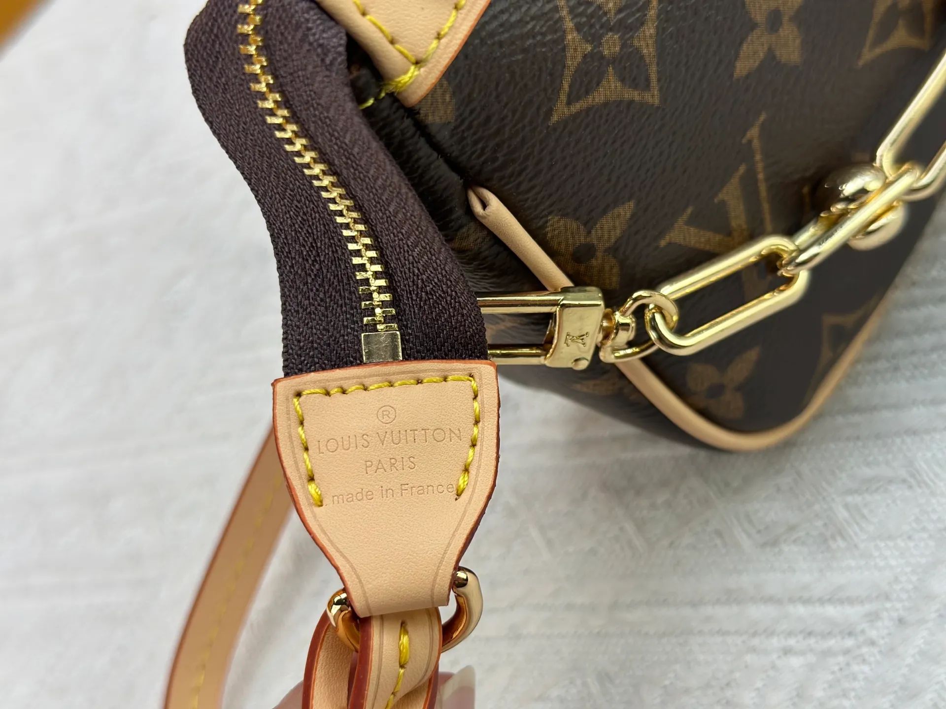 P220 M13404 M13663 Black color White color This Pochette Accessoires handbag is made of coated canvas, with colorful Monogram patterns to interpret the smart style of the Louis Vuitton × Murakami cross-border collaboration series. Calf leather trim and dazzling hardware add to the sophisticated details, while the detachable shoulder strap and chain provide flexible carry. Size: 22x13x4cm