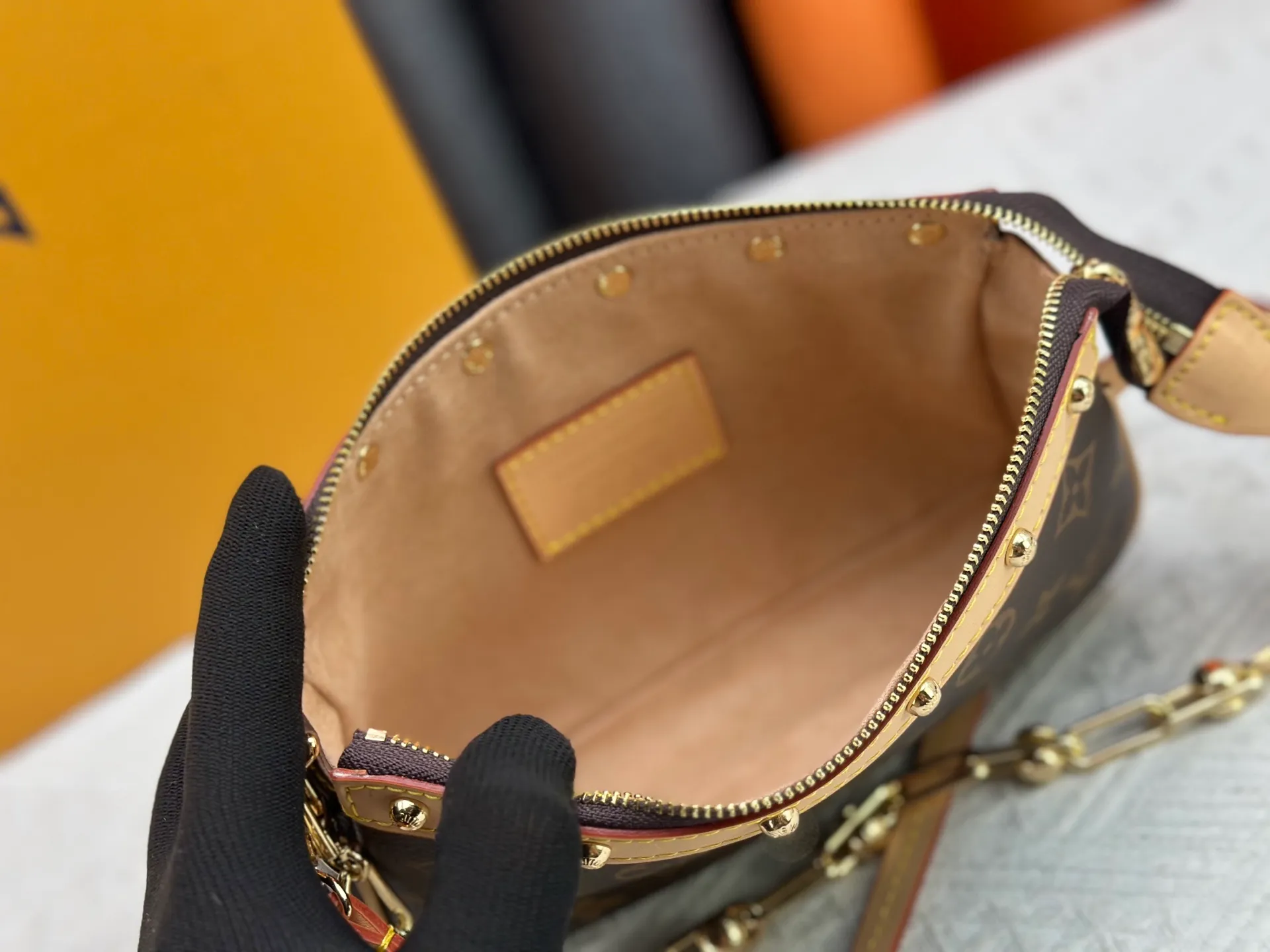 P220 M13404 M13663 Black color White color This Pochette Accessoires handbag is made of coated canvas, with colorful Monogram patterns to interpret the smart style of the Louis Vuitton × Murakami cross-border collaboration series. Calf leather trim and dazzling hardware add to the sophisticated details, while the detachable shoulder strap and chain provide flexible carry. Size: 22x13x4cm