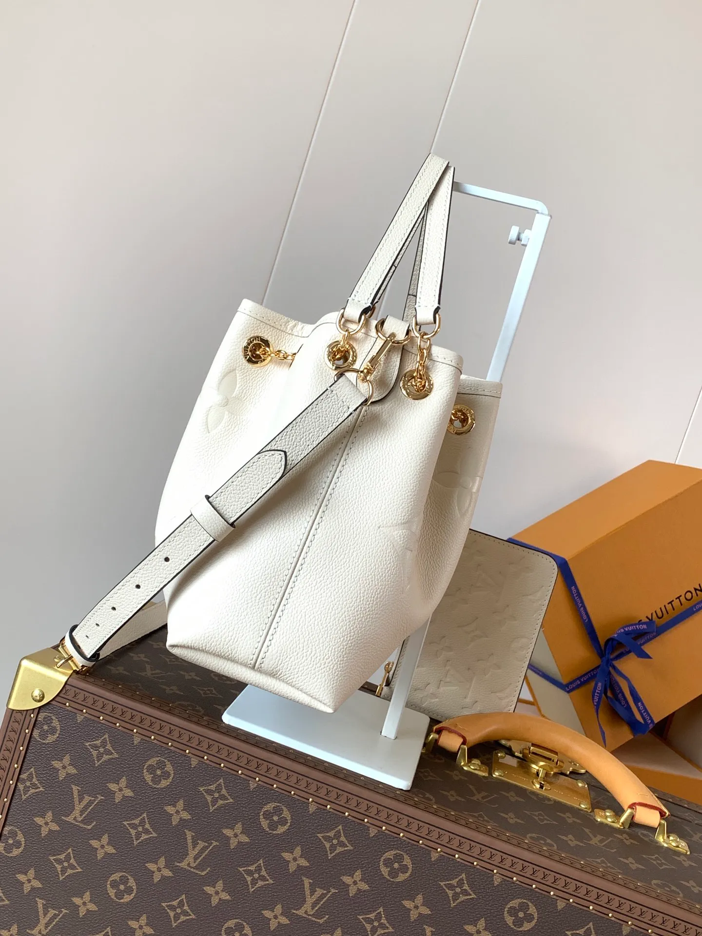 💰1200 (top layer leather) top original order M25453 apricot M47209 black M46492 pink M25452 white This Summer Bundle handbag is from the Dégradé series. The new drawstring design adds a summer atmosphere. The Monogram Empreinte embossed leather bag features a gradient tone to brighten any seasonal look. The double handles and detachable cross-body strap provide a variety of stylish carrying options, making it a great companion for travel day and night. 28.0 x 20.0 x 11.5 cm (Length x Height x Width) • Embossed soft cow leather • Cow leather trim • Microfiber • Metal hardware • Removable zipper bag • Strap: removable, adjustable • Strap dro cm • Strap drop max: 58.0 cm • Handle: Double handle