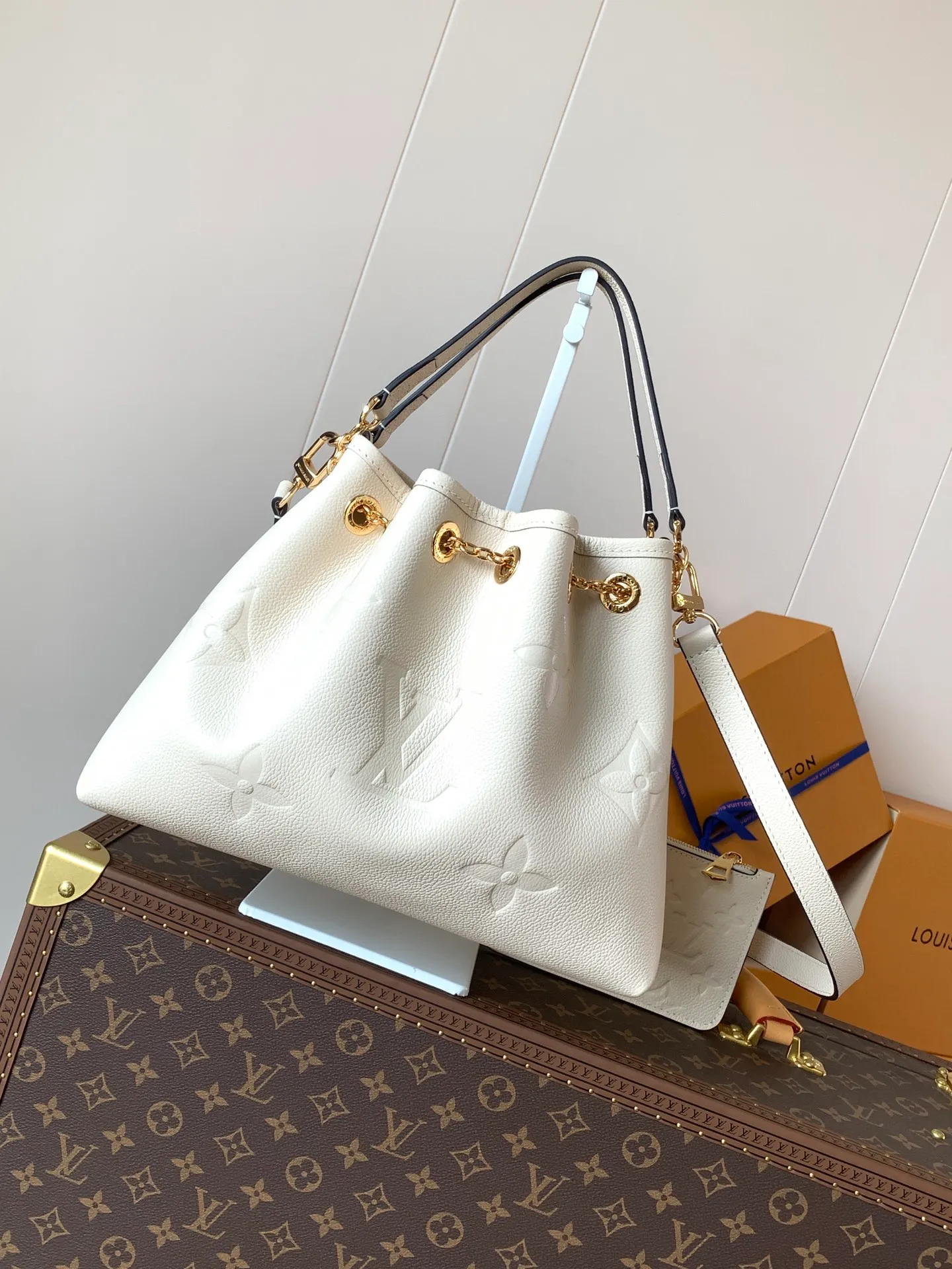 💰1200 (top layer leather) top original order M25453 apricot M47209 black M46492 pink M25452 white This Summer Bundle handbag is from the Dégradé series. The new drawstring design adds a summer atmosphere. The Monogram Empreinte embossed leather bag features a gradient tone to brighten any seasonal look. The double handles and detachable cross-body strap provide a variety of stylish carrying options, making it a great companion for travel day and night. 28.0 x 20.0 x 11.5 cm (Length x Height x Width) • Embossed soft cow leather • Cow leather trim • Microfiber • Metal hardware • Removable zipper bag • Strap: removable, adjustable • Strap dro cm • Strap drop max: 58.0 cm • Handle: Double handle