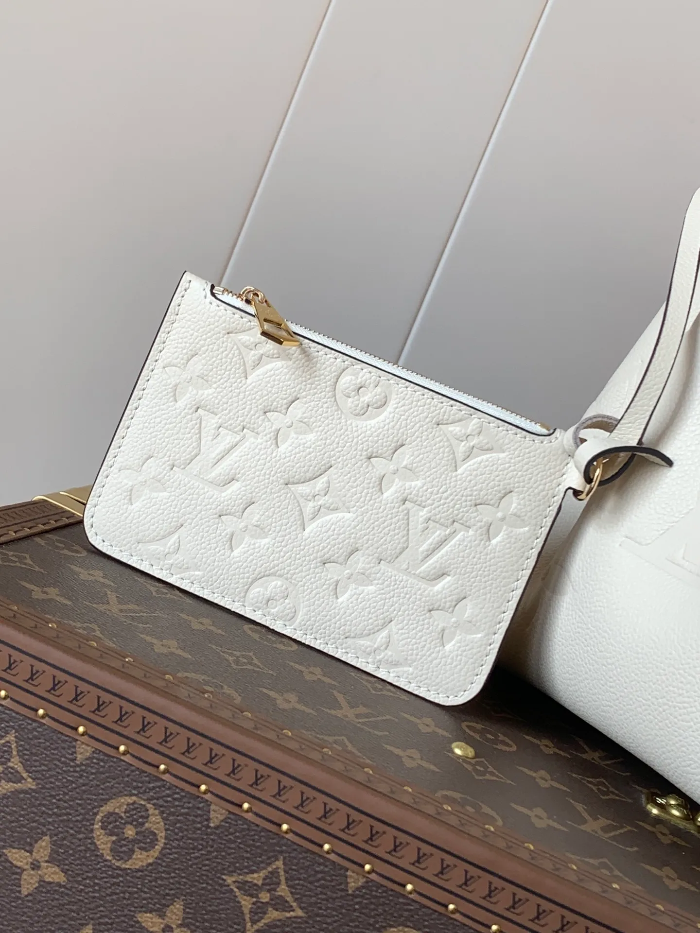 💰1200 (top layer leather) top original order M25453 apricot M47209 black M46492 pink M25452 white This Summer Bundle handbag is from the Dégradé series. The new drawstring design adds a summer atmosphere. The Monogram Empreinte embossed leather bag features a gradient tone to brighten any seasonal look. The double handles and detachable cross-body strap provide a variety of stylish carrying options, making it a great companion for travel day and night. 28.0 x 20.0 x 11.5 cm (Length x Height x Width) • Embossed soft cow leather • Cow leather trim • Microfiber • Metal hardware • Removable zipper bag • Strap: removable, adjustable • Strap dro cm • Strap drop max: 58.0 cm • Handle: Double handle