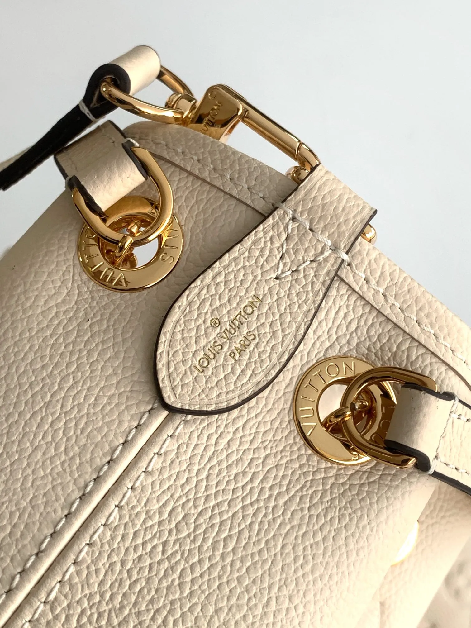 💰1200 (top layer leather) top original order M25453 apricot M47209 black M46492 pink M25452 white This Summer Bundle handbag is from the Dégradé series. The new drawstring design adds a summer atmosphere. The Monogram Empreinte embossed leather bag features a gradient tone to brighten any seasonal look. The double handles and detachable cross-body strap provide a variety of stylish carrying options, making it a great companion for travel day and night. 28.0 x 20.0 x 11.5 cm (Length x Height x Width) • Embossed soft cow leather • Cow leather trim • Microfiber • Metal hardware • Removable zipper bag • Strap: removable, adjustable • Strap dro cm • Strap drop max: 58.0 cm • Handle: Double handle