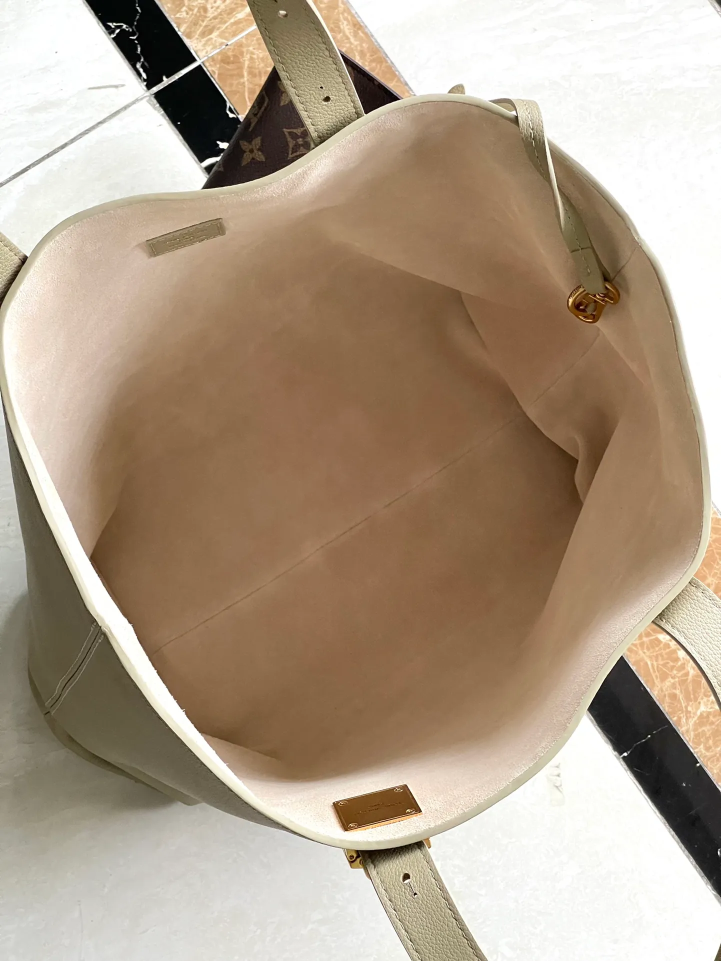 💰1340 (top layer leather) top original order M25343 milk tea green This medium-sized Low Key Cabas handbag is wrapped in soft grained cow leather and lined with suede leather, creating a gorgeous style with ingenuity. The brand's iconic padlock demonstrates an eclectic mix of elegant aesthetics and security features. The adjustable handle enables you to switch between hand-held and long- or short-shoulder carry. Dimensions: 47 × 30 × 14 cm