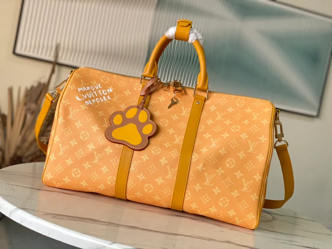 💰1220 Top original order M12880 This Keepall Bandouliere 45 ks travel bag is made of Monogram Heritage canvas with cow leather trim, and the Marque LVuitton Deposee logo is written on the side. The detachable shoulder strap and rolled leather handle make it easy to carry it on the go, and the padded dog paw decoration designed by Pharrel Wiliams adds a sense of smartness. Dimensions: 45 × 27 × 20 cm