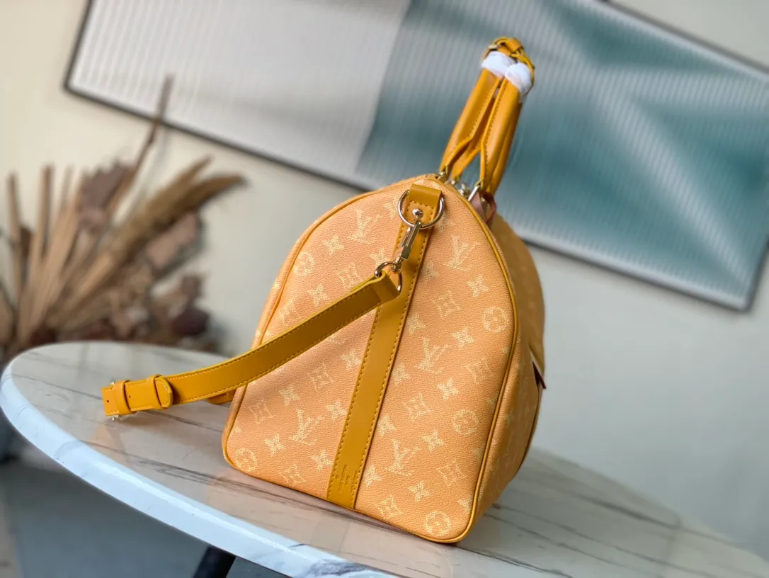 💰1220 Top original order M12880 This Keepall Bandouliere 45 ks travel bag is made of Monogram Heritage canvas with cow leather trim, and the Marque LVuitton Deposee logo is written on the side. The detachable shoulder strap and rolled leather handle make it easy to carry it on the go, and the padded dog paw decoration designed by Pharrel Wiliams adds a sense of smartness. Dimensions: 45 × 27 × 20 cm