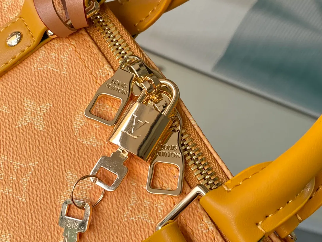 💰1220 Top original order M12880 This Keepall Bandouliere 45 ks travel bag is made of Monogram Heritage canvas with cow leather trim, and the Marque LVuitton Deposee logo is written on the side. The detachable shoulder strap and rolled leather handle make it easy to carry it on the go, and the padded dog paw decoration designed by Pharrel Wiliams adds a sense of smartness. Dimensions: 45 × 27 × 20 cm