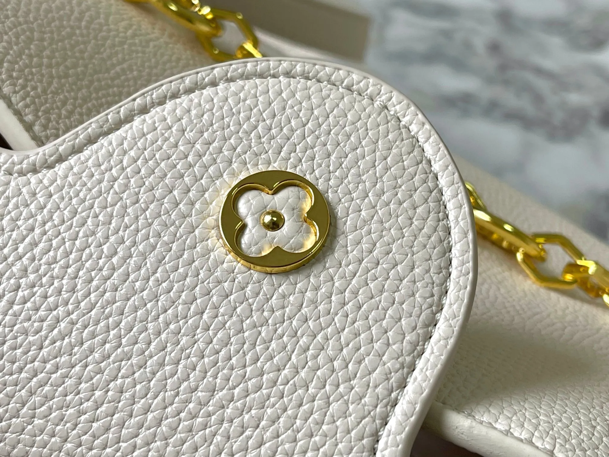 p480 [Guangzhou top quality original version] M14971 White This CapucinesBB handbag quotes the design elements of the Harmony series and tells the inspiration of the Monogram flower with a gorgeous chain. The Taurillon cow leather bag is embellished with the resin-coated LV logo, and the flap can be opened externally or internally to reveal a neat interior with multiple pockets. Size:27×18×9cm