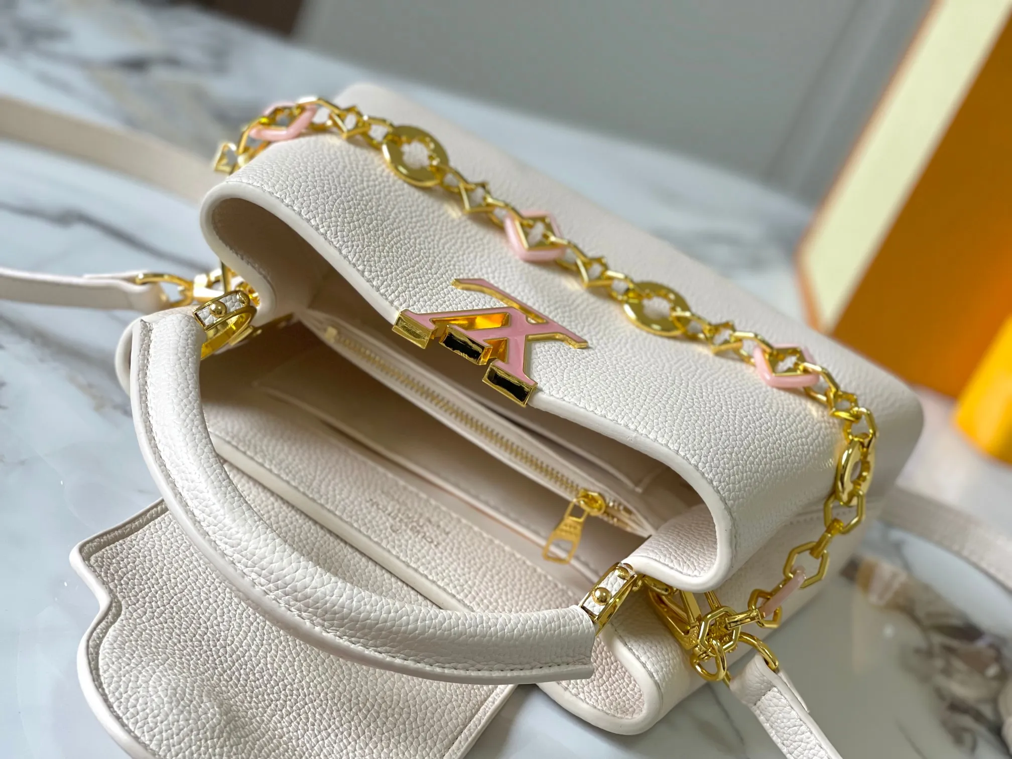 p480 [Guangzhou top quality original version] M14971 White This CapucinesBB handbag quotes the design elements of the Harmony series and tells the inspiration of the Monogram flower with a gorgeous chain. The Taurillon cow leather bag is embellished with the resin-coated LV logo, and the flap can be opened externally or internally to reveal a neat interior with multiple pockets. Size:27×18×9cm
