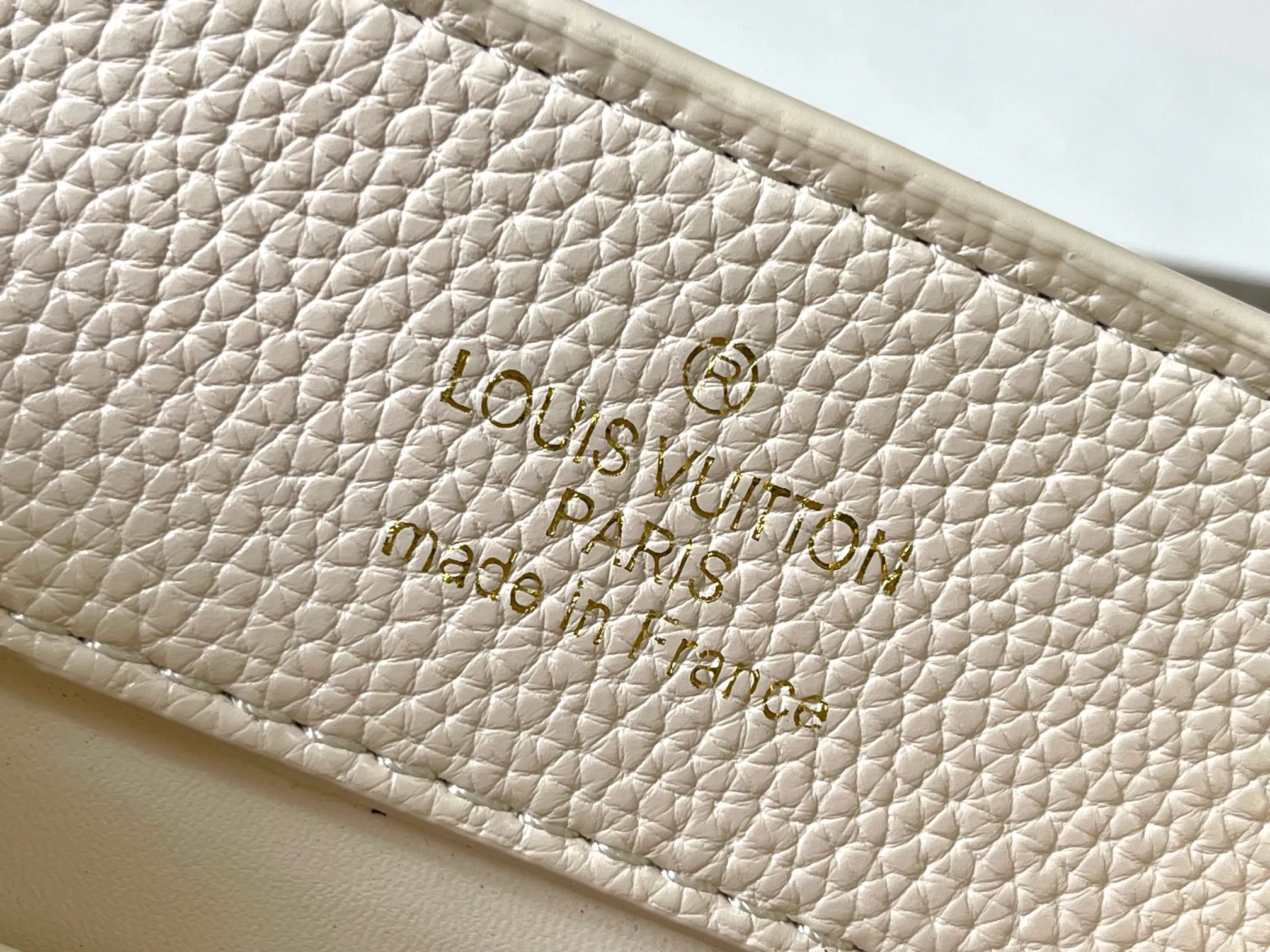 p480 [Guangzhou top quality original version] M14971 White This CapucinesBB handbag quotes the design elements of the Harmony series and tells the inspiration of the Monogram flower with a gorgeous chain. The Taurillon cow leather bag is embellished with the resin-coated LV logo, and the flap can be opened externally or internally to reveal a neat interior with multiple pockets. Size:27×18×9cm