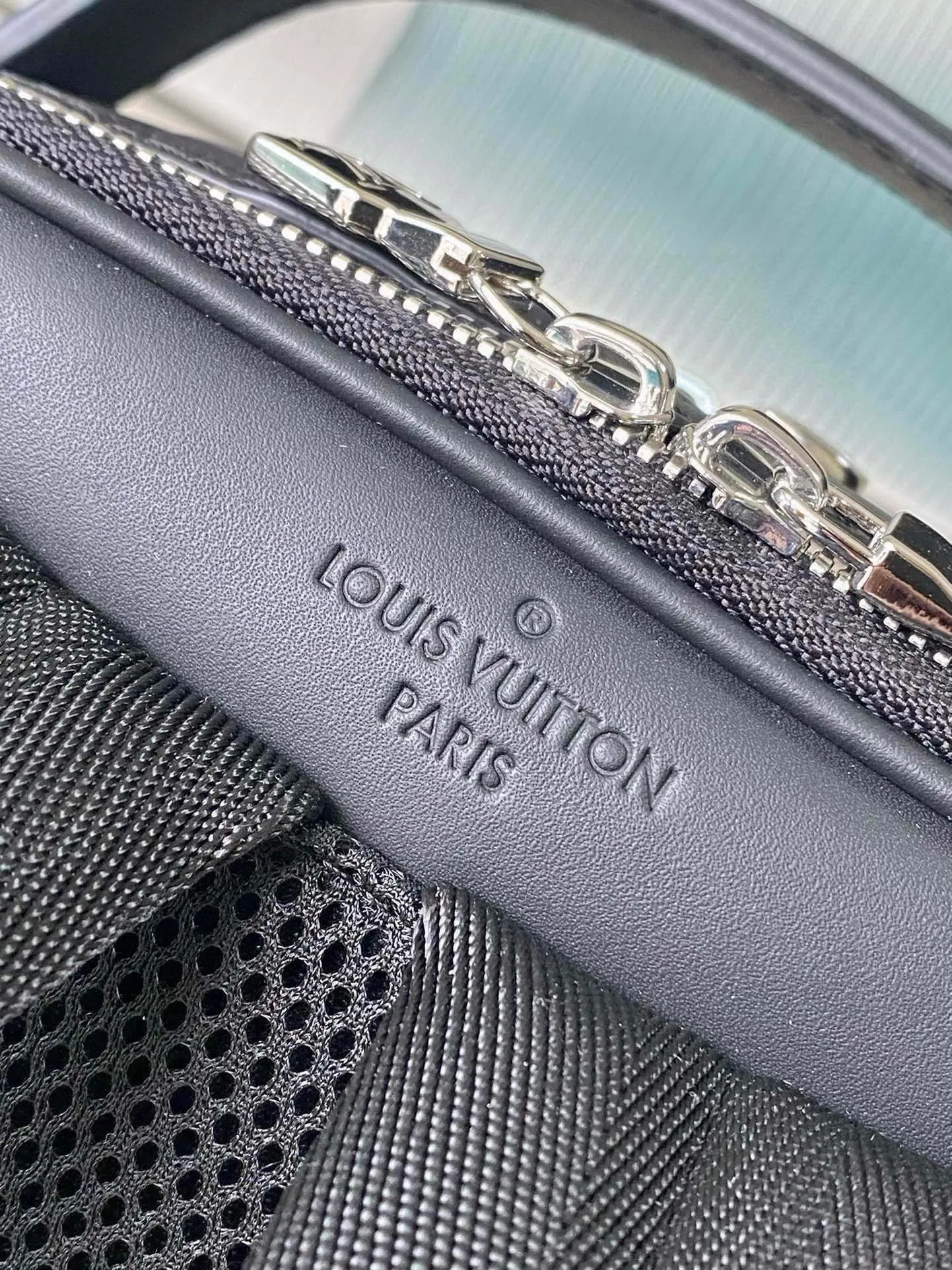 💰1380 (top layer leather) top original order N40501 full leather Awenue backpack is made of Damier Infini leather with a subtle checkerboard pattern, showing an elegant style in business and leisure occasions. The zipper opens the front pockets, main compartment and rear side with wide padding, and the top handle and shoulder strap allow for hand-carrying or shoulder-carrying options. Dimensions: 40 × 31 × 15 cm