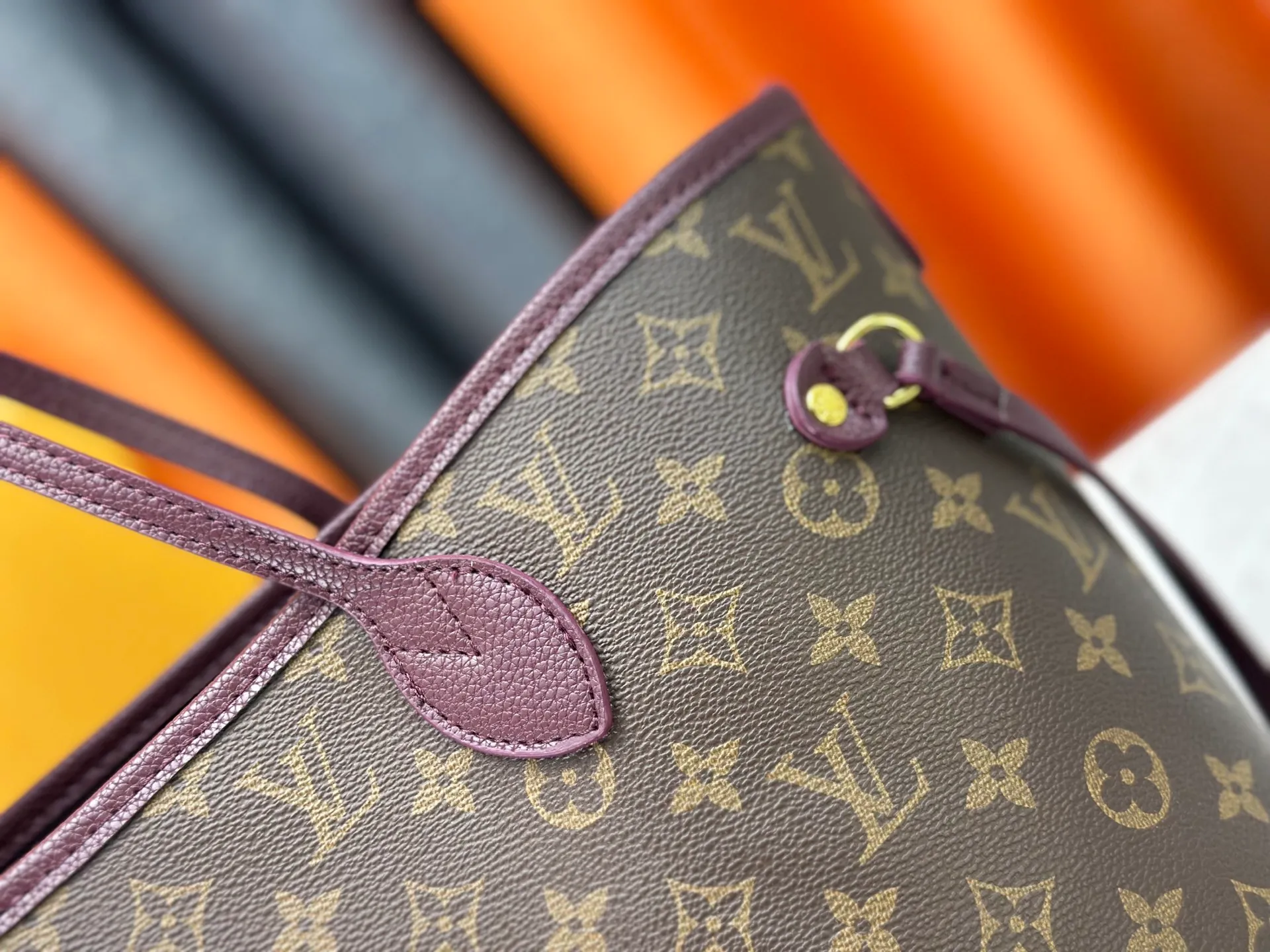P270 Upgraded original large size M11964 black M11946 rose red M12061 earthy yellow M11946 gray Neverfull Bandoulière Inside Out BB handbag is a double-sided version of the classic design this season, decorated with iconic Monogram canvas and grained leather on the front and back. The removable zipper bag can be used alone or hung externally. The detachable shoulder strap makes it easy to wear cross-body, and the dazzling metal hardware adds a sophisticated detail. Large size 31 x 28 x 14 cm (length x height x width)