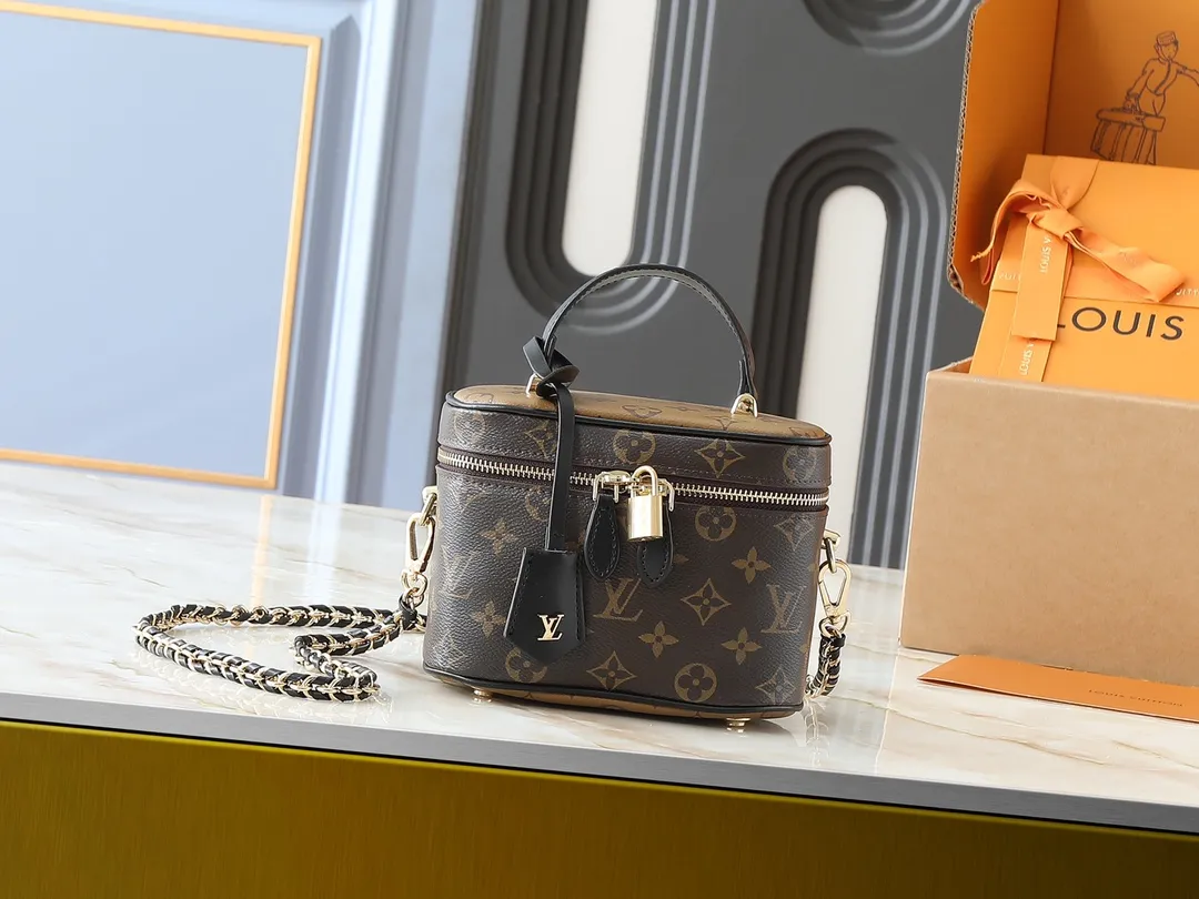 💰240💰Upgraded from the original M45165, this VANITY small handbag for the spring and summer of 2020 witnesses the contemporary movement composed by Nicolas Ghesquitère for Louis Vuitton’s travel heritage. This urban handbag reinterprets the Nice cosmetic bag in Monogram and Monogram Reverse canvas. Whether carried by hand or worn on the shoulder or cross-body with the leather chain strap, the soft and lightweight design can be carried with you. Size:19x13x11cm