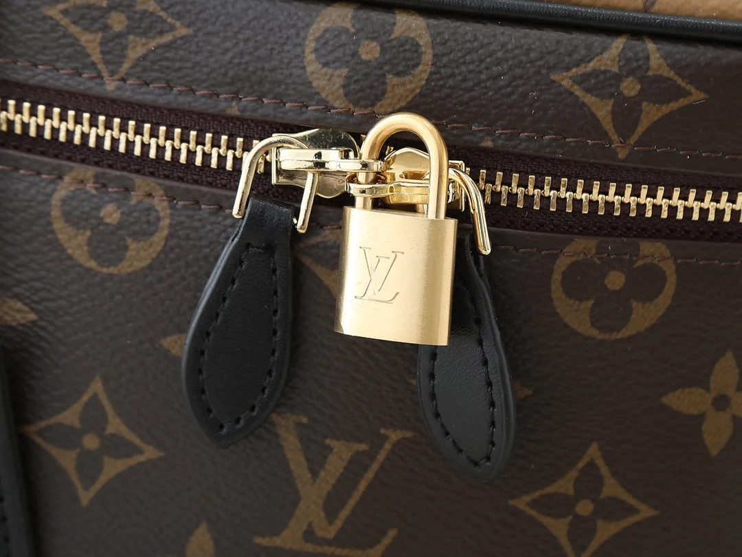 💰240💰Upgraded from the original M45165, this VANITY small handbag for the spring and summer of 2020 witnesses the contemporary movement composed by Nicolas Ghesquitère for Louis Vuitton’s travel heritage. This urban handbag reinterprets the Nice cosmetic bag in Monogram and Monogram Reverse canvas. Whether carried by hand or worn on the shoulder or cross-body with the leather chain strap, the soft and lightweight design can be carried with you. Size:19x13x11cm