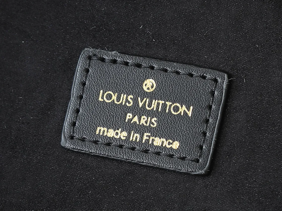 💰240💰Upgraded from the original M45165, this VANITY small handbag for the spring and summer of 2020 witnesses the contemporary movement composed by Nicolas Ghesquitère for Louis Vuitton’s travel heritage. This urban handbag reinterprets the Nice cosmetic bag in Monogram and Monogram Reverse canvas. Whether carried by hand or worn on the shoulder or cross-body with the leather chain strap, the soft and lightweight design can be carried with you. Size:19x13x11cm
