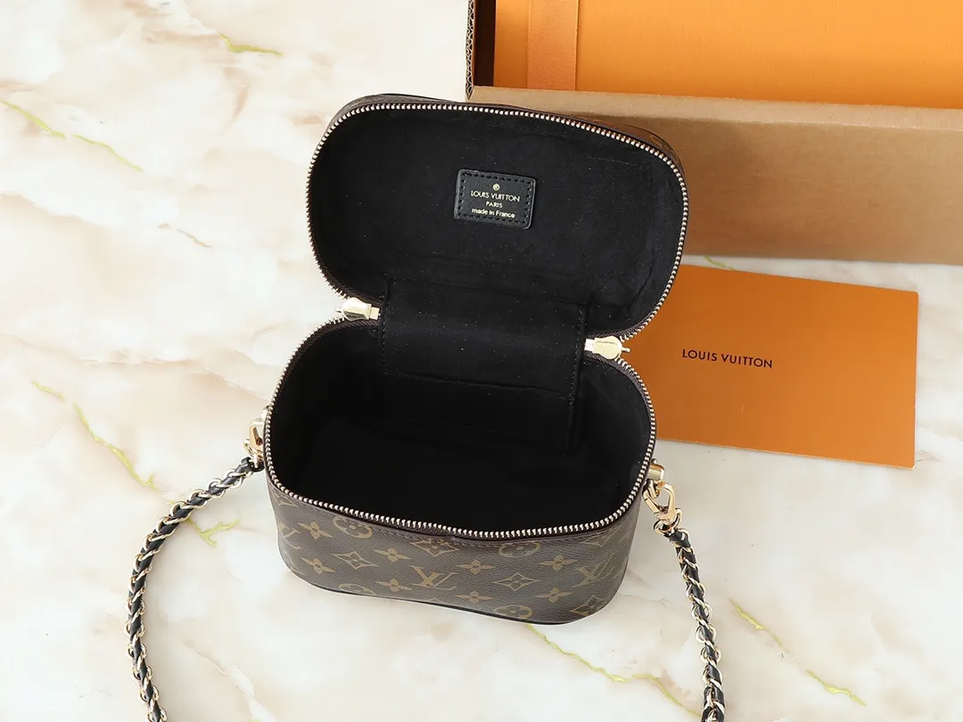 💰240💰Upgraded from the original M45165, this VANITY small handbag for the spring and summer of 2020 witnesses the contemporary movement composed by Nicolas Ghesquitère for Louis Vuitton’s travel heritage. This urban handbag reinterprets the Nice cosmetic bag in Monogram and Monogram Reverse canvas. Whether carried by hand or worn on the shoulder or cross-body with the leather chain strap, the soft and lightweight design can be carried with you. Size:19x13x11cm