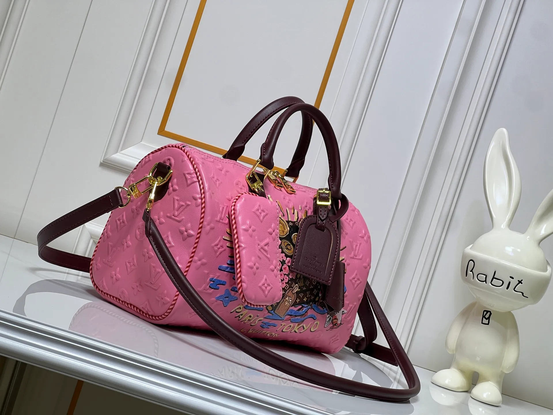 Batch 320💰M10660 M13344 This Speedy Soft 30 handbag uses retro touches to interpret the Monogram Dune elements, with aircraft-shaped decoration and collage-effect labels, paying tribute to the design of the Gaston Louis Vuitton collection series. The long handle makes it easy to carry on the shoulder, making it a great travel companion. 30.0 x 21.0 x 17.0 cm (length x height x width)