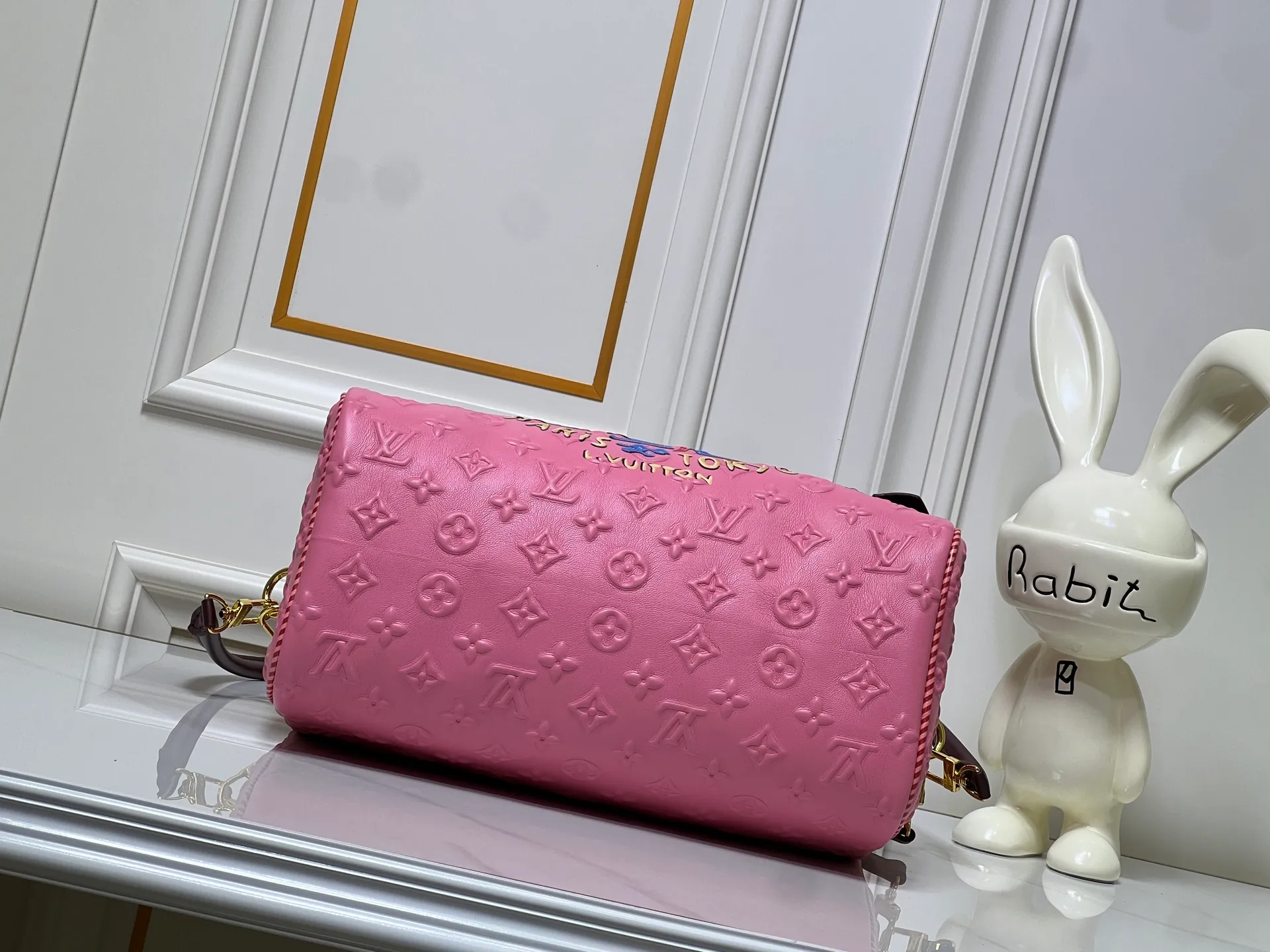 Batch 320💰M10660 M13344 This Speedy Soft 30 handbag uses retro touches to interpret the Monogram Dune elements, with aircraft-shaped decoration and collage-effect labels, paying tribute to the design of the Gaston Louis Vuitton collection series. The long handle makes it easy to carry on the shoulder, making it a great travel companion. 30.0 x 21.0 x 17.0 cm (length x height x width)