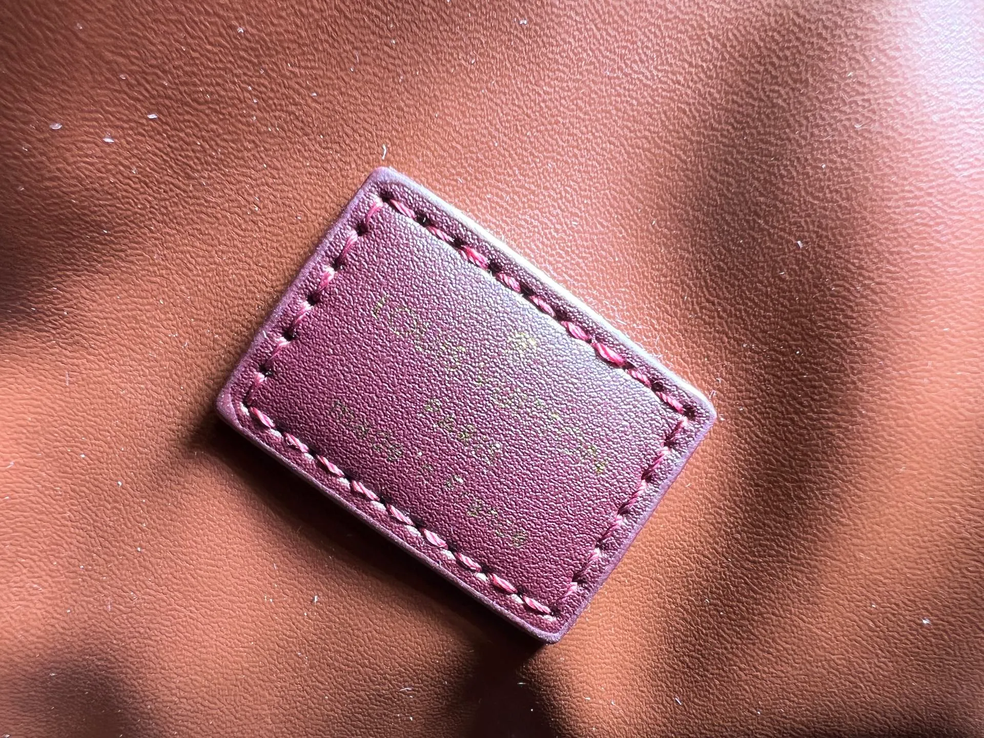 Batch 320💰M10660 M13344 This Speedy Soft 30 handbag uses retro touches to interpret the Monogram Dune elements, with aircraft-shaped decoration and collage-effect labels, paying tribute to the design of the Gaston Louis Vuitton collection series. The long handle makes it easy to carry on the shoulder, making it a great travel companion. 30.0 x 21.0 x 17.0 cm (length x height x width)