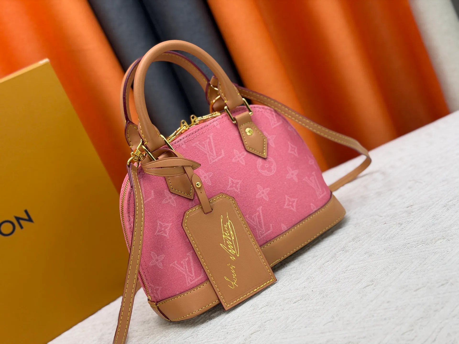 P280 [ALMA BB handbag] m27526 blue flower, M27525 rice flower, M28272 pink flower, M53152-M53151-M28272-M26084 This Alma BB handbag comes from the Travels With Grace Coddington series launched by Louis Vuitton and Grace Coddington, focusing on the fun Meowgram pattern. The canvas body is trimmed with calfskin and the fabric shoulder strap reads "Louis Vuitton" in Coddington's script. The exquisite padlocks and key cases once again prove the brand's exquisite craftsmanship.  Dimensions: 17.5 x 11.5 x 23.5 cm (height x width x length)