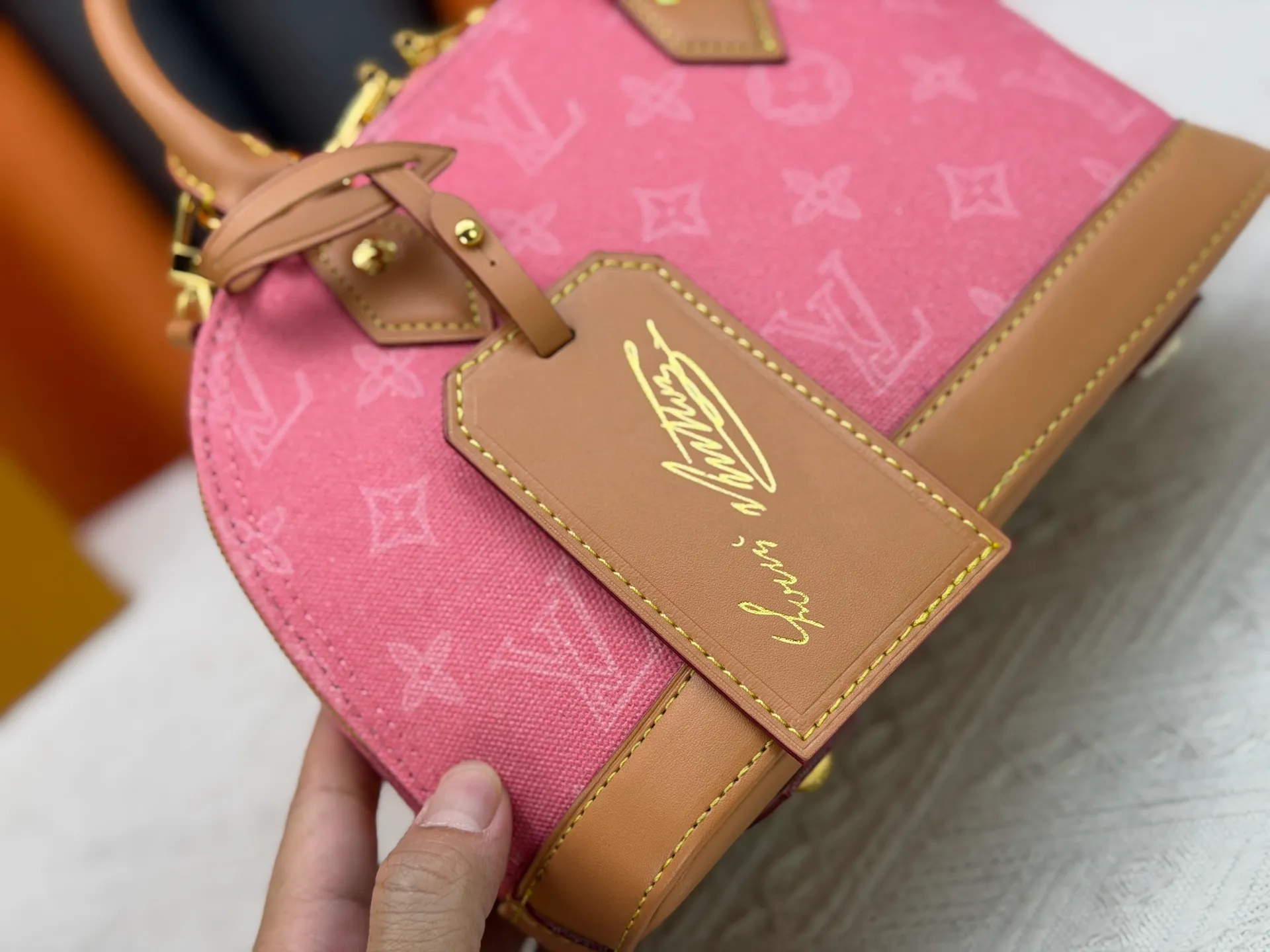 P280 [ALMA BB handbag] m27526 blue flower, M27525 rice flower, M28272 pink flower, M53152-M53151-M28272-M26084 This Alma BB handbag comes from the Travels With Grace Coddington series launched by Louis Vuitton and Grace Coddington, focusing on the fun Meowgram pattern. The canvas body is trimmed with calfskin and the fabric shoulder strap reads "Louis Vuitton" in Coddington's script. The exquisite padlocks and key cases once again prove the brand's exquisite craftsmanship.  Dimensions: 17.5 x 11.5 x 23.5 cm (height x width x length)