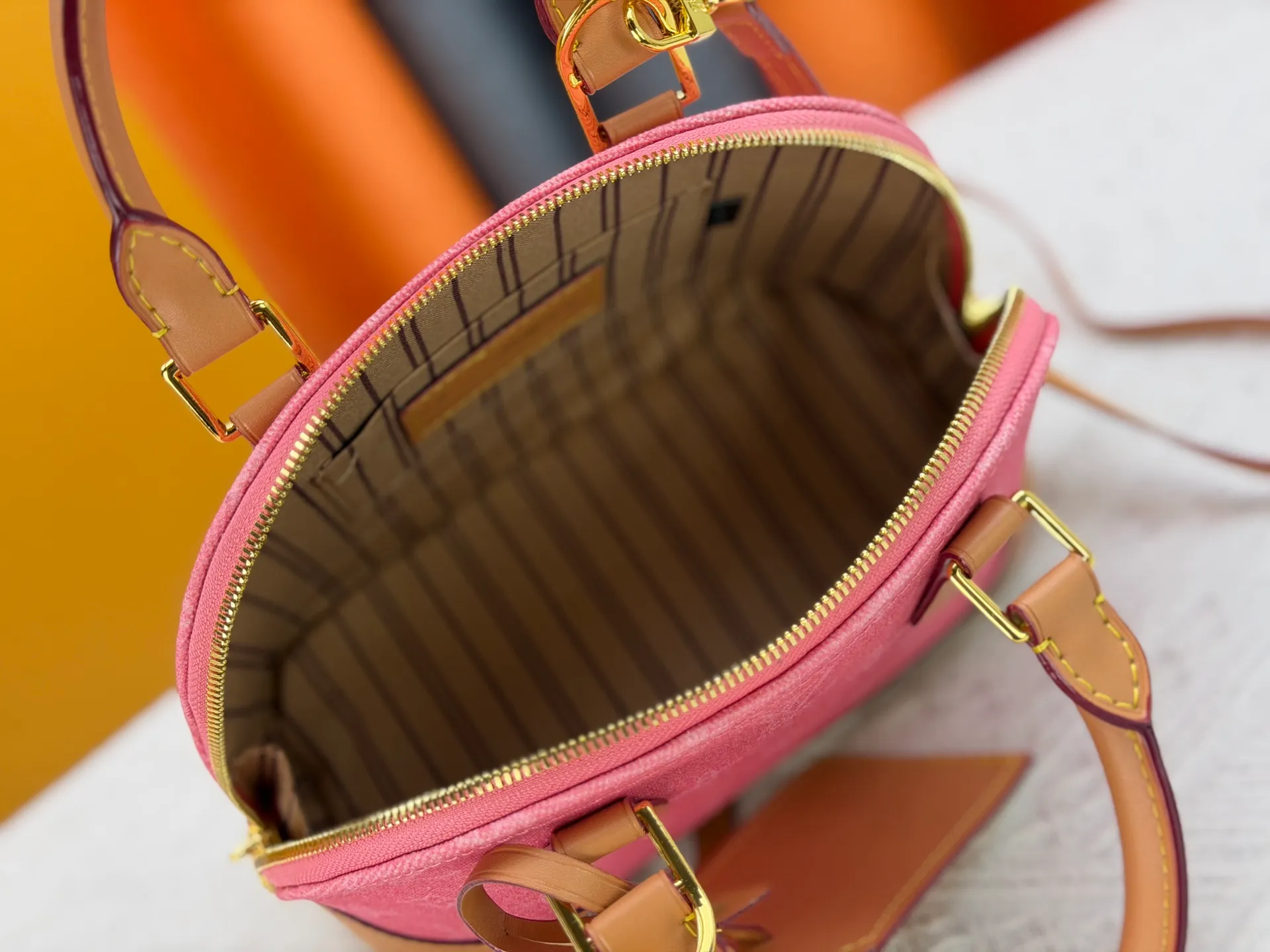 P280 [ALMA BB handbag] m27526 blue flower, M27525 rice flower, M28272 pink flower, M53152-M53151-M28272-M26084 This Alma BB handbag comes from the Travels With Grace Coddington series launched by Louis Vuitton and Grace Coddington, focusing on the fun Meowgram pattern. The canvas body is trimmed with calfskin and the fabric shoulder strap reads "Louis Vuitton" in Coddington's script. The exquisite padlocks and key cases once again prove the brand's exquisite craftsmanship.  Dimensions: 17.5 x 11.5 x 23.5 cm (height x width x length)
