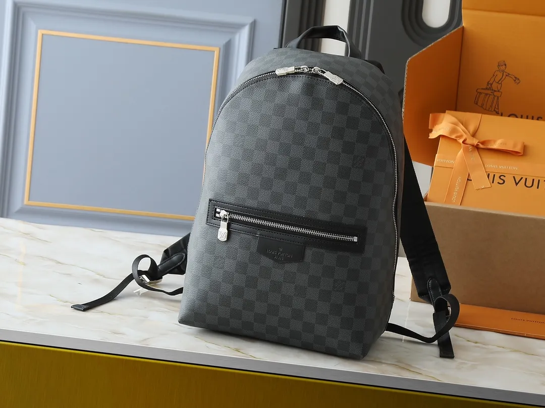 💰300💰Upgraded from the original M14020 black flower. Lime green. Presbyopia. Black checkered. This Discovery Slim double shoulder bag is made of Monogram Eclipse coated canvas. It has a compact structure and integrates pens into the laptop pocket. It can easily be used in business, leisure or leisure occasions with a trendy attitude. The adjustable shoulder straps with fabric lining enhance the comfortable carrying experience, and the zippered front pocket makes it easy to store daily necessities. Size:38x13x28cm