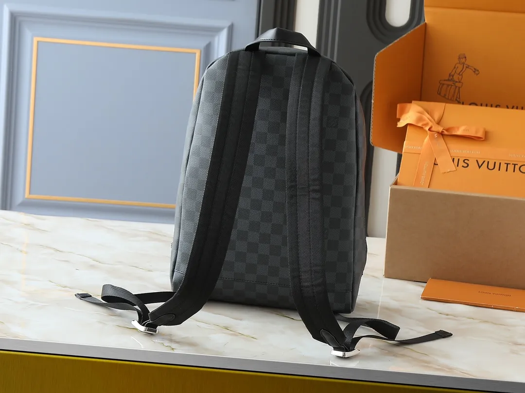 💰300💰Upgraded from the original M14020 black flower. Lime green. Presbyopia. Black checkered. This Discovery Slim double shoulder bag is made of Monogram Eclipse coated canvas. It has a compact structure and integrates pens into the laptop pocket. It can easily be used in business, leisure or leisure occasions with a trendy attitude. The adjustable shoulder straps with fabric lining enhance the comfortable carrying experience, and the zippered front pocket makes it easy to store daily necessities. Size:38x13x28cm