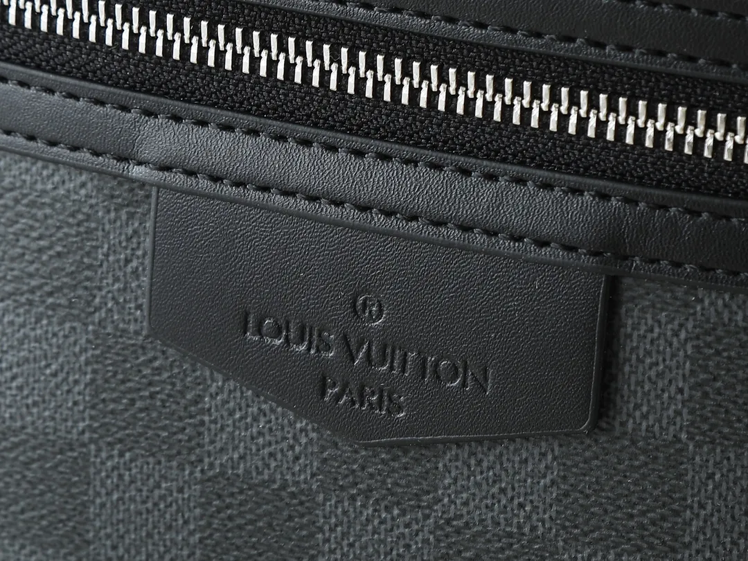 💰300💰Upgraded from the original M14020 black flower. Lime green. Presbyopia. Black checkered. This Discovery Slim double shoulder bag is made of Monogram Eclipse coated canvas. It has a compact structure and integrates pens into the laptop pocket. It can easily be used in business, leisure or leisure occasions with a trendy attitude. The adjustable shoulder straps with fabric lining enhance the comfortable carrying experience, and the zippered front pocket makes it easy to store daily necessities. Size:38x13x28cm