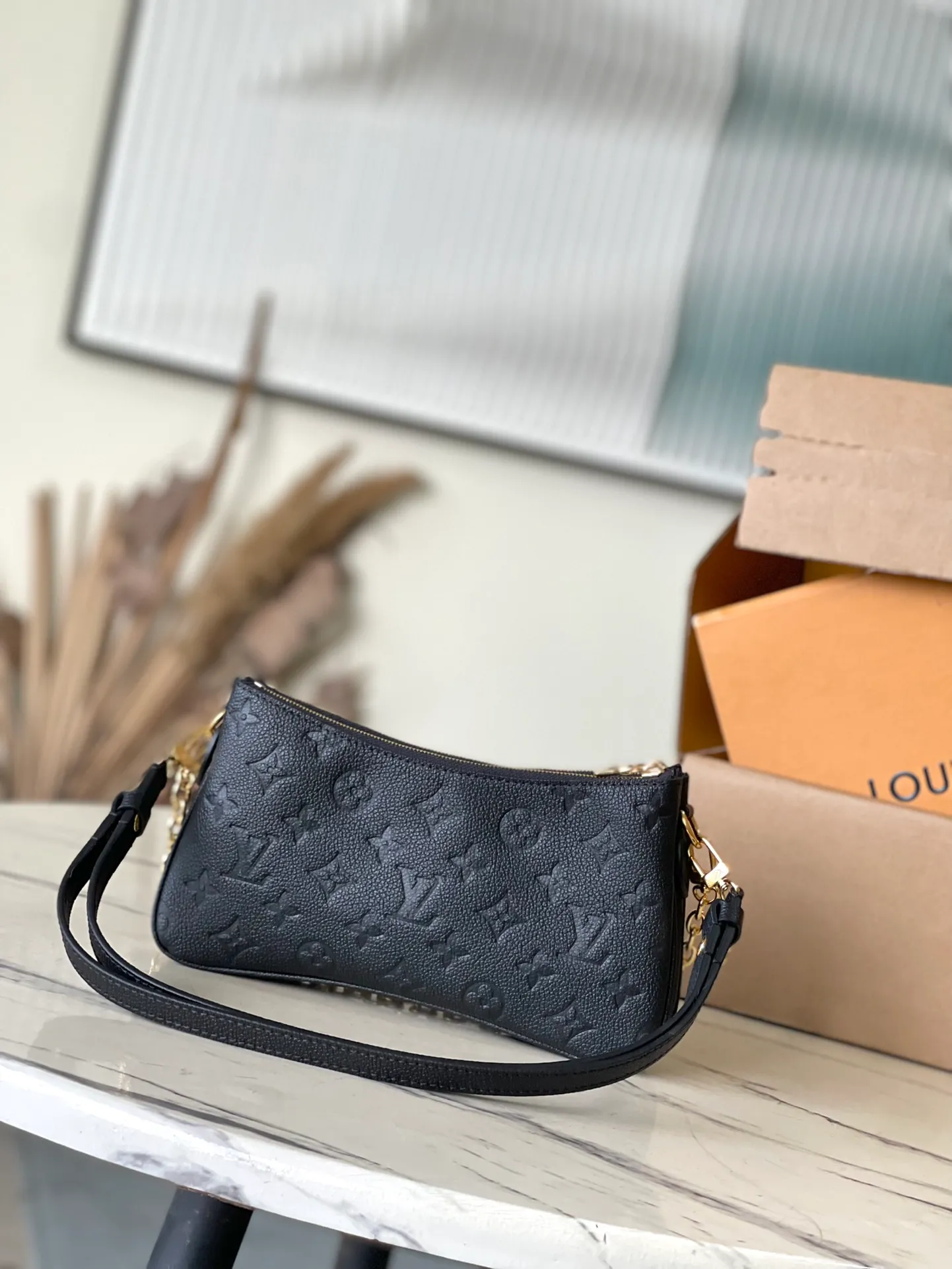 💰1020 (top layer leather) top original single M83301 black Monogram Empreinte leather Liv pochette can fit tightly on the arm. It comes with a removable gold-tone chain and a removable, adjustable double strap and is crafted from signature natural cowhide leather. A secure double zip closure and engraved gold plaque complete this stylish piece. size：24x13x6.5cm