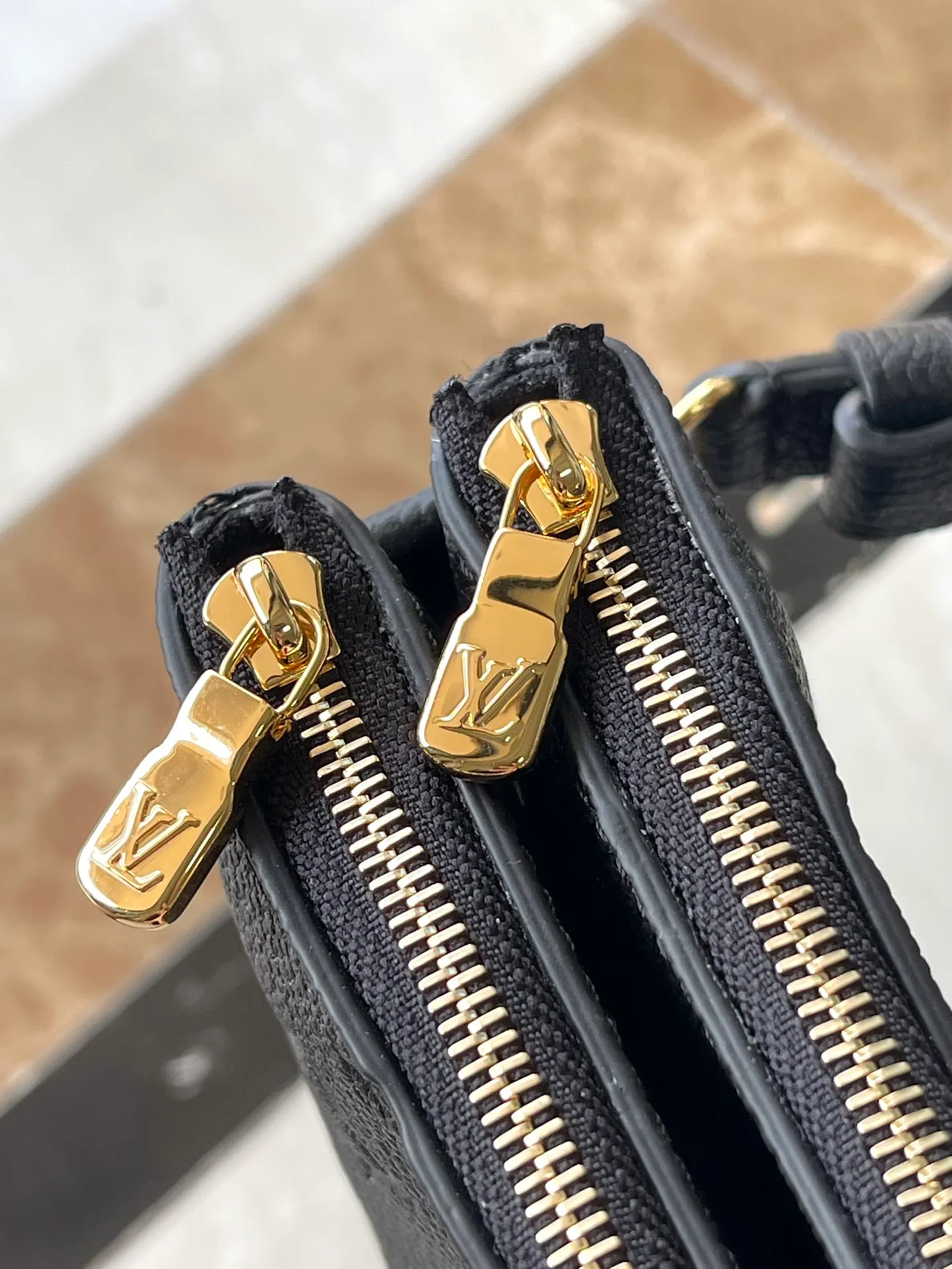 💰1020 (top layer leather) top original single M83301 black Monogram Empreinte leather Liv pochette can fit tightly on the arm. It comes with a removable gold-tone chain and a removable, adjustable double strap and is crafted from signature natural cowhide leather. A secure double zip closure and engraved gold plaque complete this stylish piece. size：24x13x6.5cm