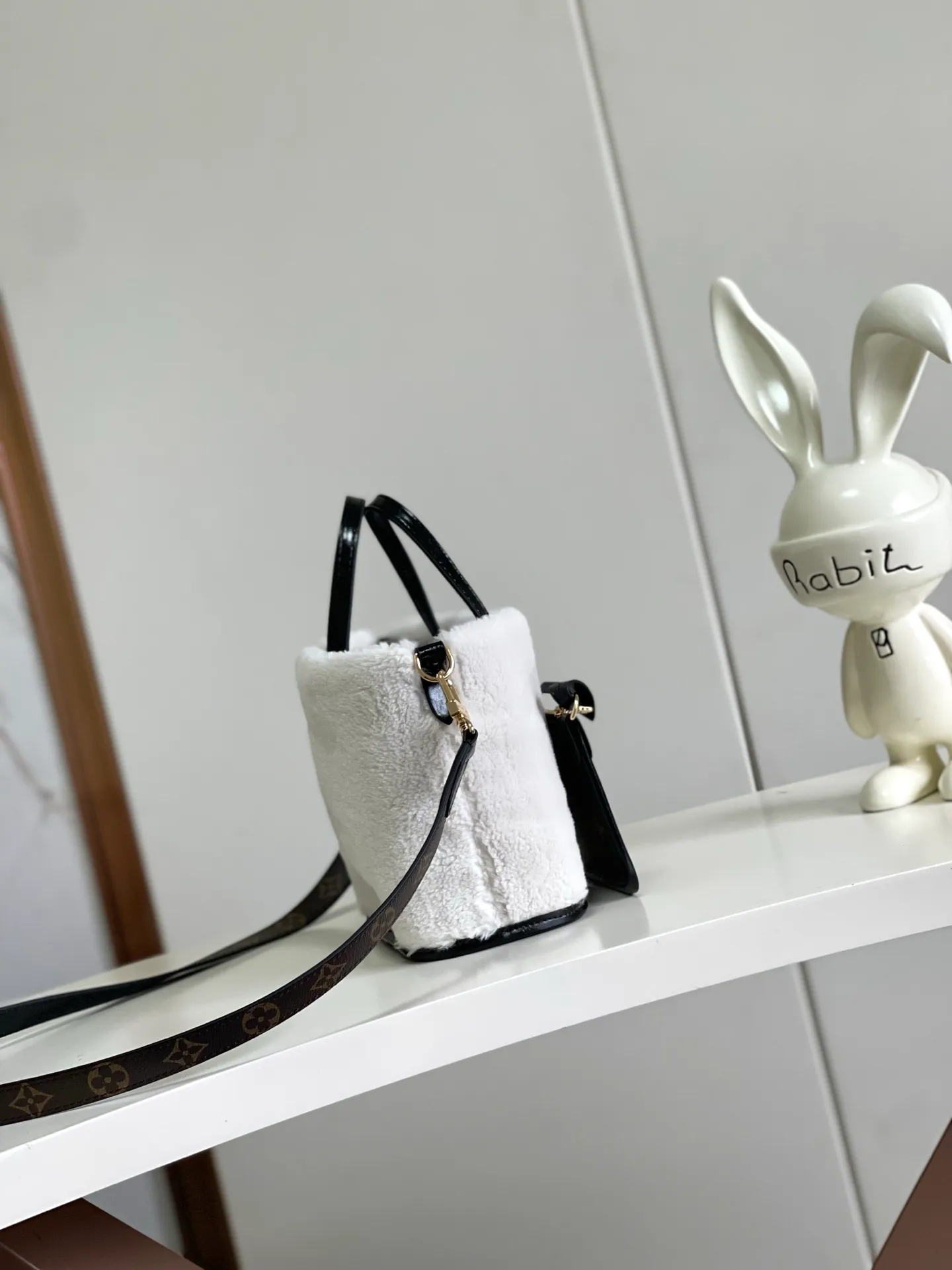 💰980 Top quality original M26315 wool presbyopic 163c01 chip presbyopic sherpa double-sided Neverfull Bandoulière Inside Out BB handbag from the LV Ski series, made of Monogram canvas with trendy shearling trim and lining. The Teddygram logo is laid out on it, creating a sophisticated style with dazzling metal parts. A zippered pocket adds a finishing touch to the reversible design, allowing it to be held individually. Long straps allow for comfortable cross-body wear Dimensions: 26.5x16.5 x 11
