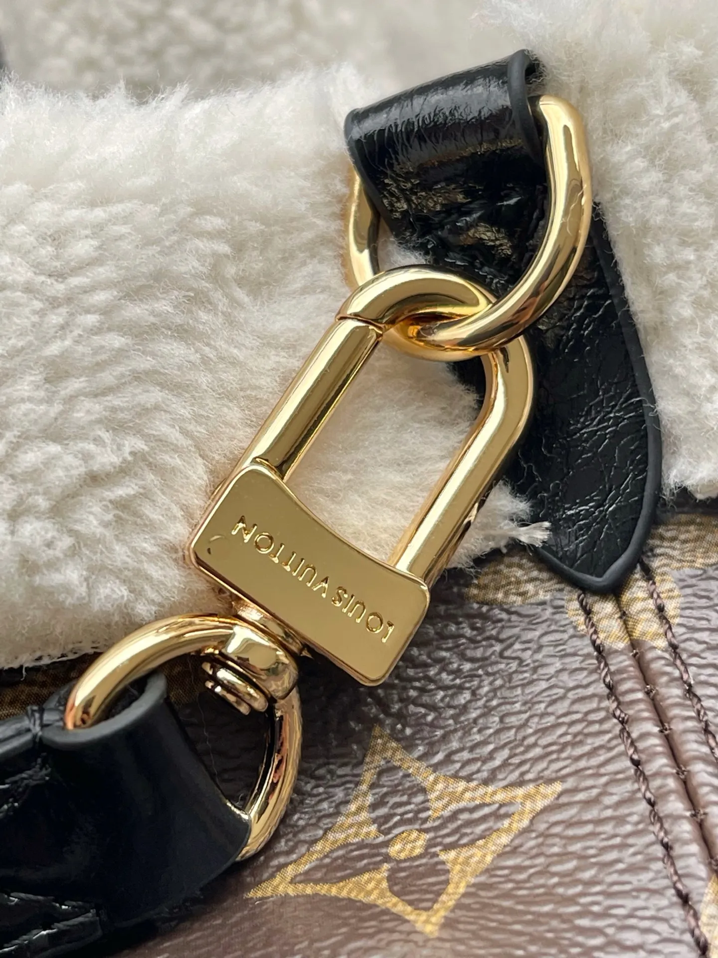 💰980 Top quality original M26315 wool presbyopic 163c01 chip presbyopic sherpa double-sided Neverfull Bandoulière Inside Out BB handbag from the LV Ski series, made of Monogram canvas with trendy shearling trim and lining. The Teddygram logo is laid out on it, creating a sophisticated style with dazzling metal parts. A zippered pocket adds a finishing touch to the reversible design, allowing it to be held individually. Long straps allow for comfortable cross-body wear Dimensions: 26.5x16.5 x 11