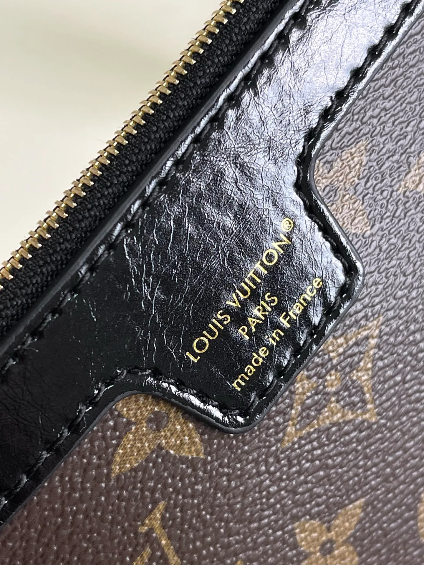 💰980 Top quality original M26315 wool presbyopic 163c01 chip presbyopic sherpa double-sided Neverfull Bandoulière Inside Out BB handbag from the LV Ski series, made of Monogram canvas with trendy shearling trim and lining. The Teddygram logo is laid out on it, creating a sophisticated style with dazzling metal parts. A zippered pocket adds a finishing touch to the reversible design, allowing it to be held individually. Long straps allow for comfortable cross-body wear Dimensions: 26.5x16.5 x 11