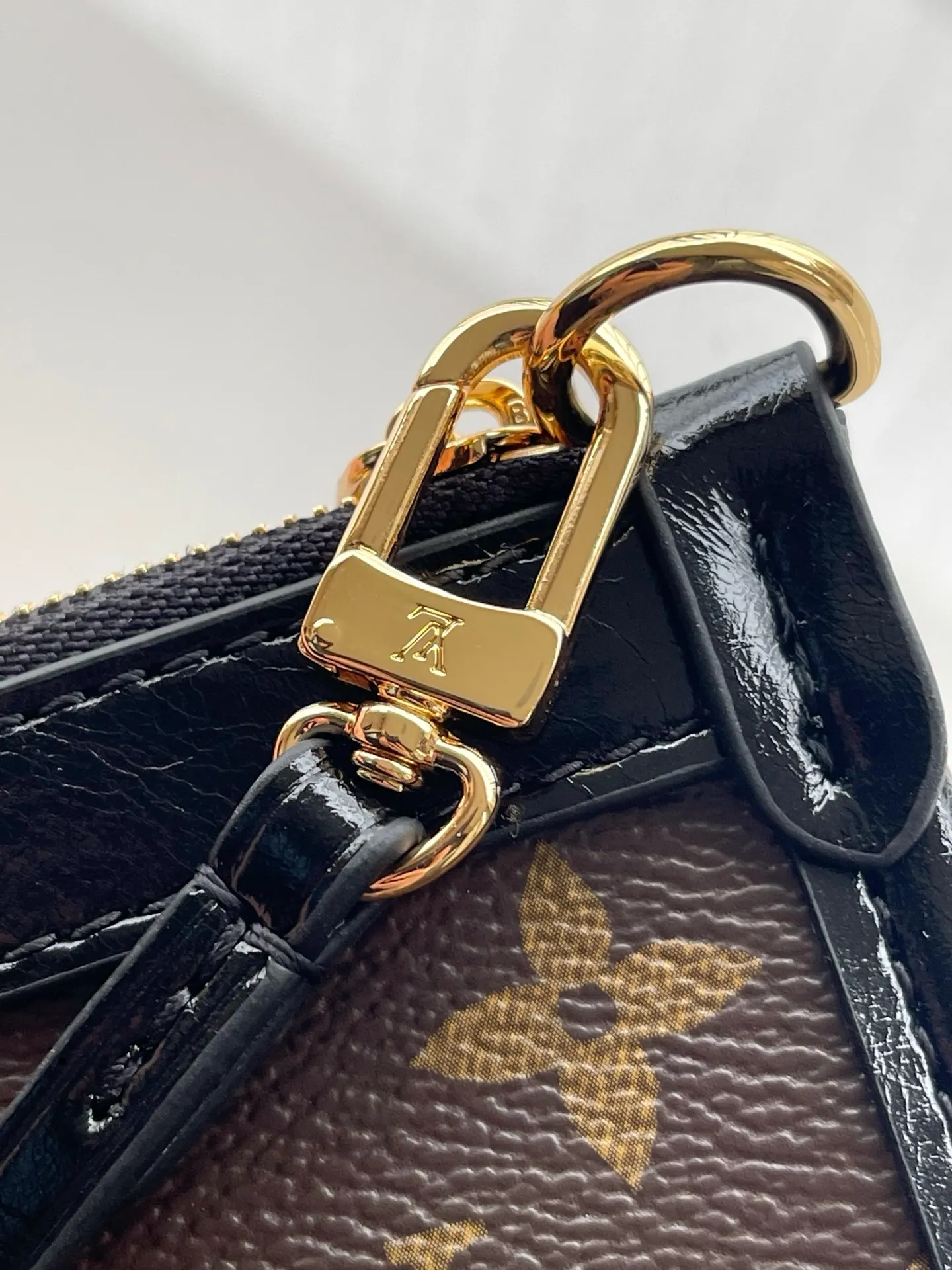 💰980 Top quality original M26315 wool presbyopic 163c01 chip presbyopic sherpa double-sided Neverfull Bandoulière Inside Out BB handbag from the LV Ski series, made of Monogram canvas with trendy shearling trim and lining. The Teddygram logo is laid out on it, creating a sophisticated style with dazzling metal parts. A zippered pocket adds a finishing touch to the reversible design, allowing it to be held individually. Long straps allow for comfortable cross-body wear Dimensions: 26.5x16.5 x 11