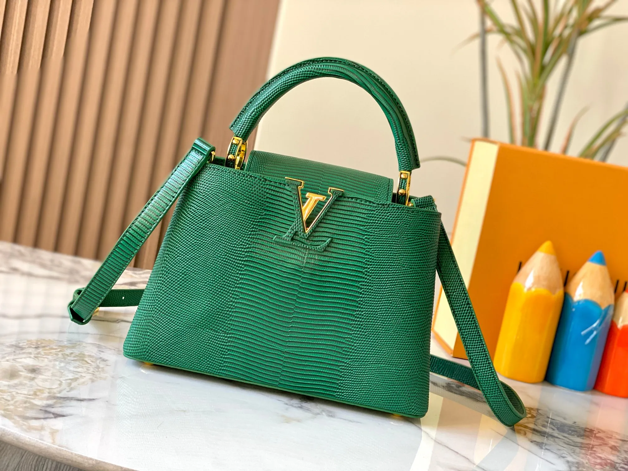 Top original P440 Guangzhou-made M99528 green lizard skin gold buckle CapucinesBB handbag exquisitely combines graceful lizard skin outer layer, delicate sheepskin lining and glossy metal parts. The iconic flap makes two styles fashionable. The LV logo can be read on the inside and Monogram flowers bloom on the outside. It can light up an eye-catching corner for evening occasions and add a personalized atmosphere to the wardrobe. Shine gorgeous style in day and night occasions.  Detailed features 27 x 18 x 9 cm (length x height x width)