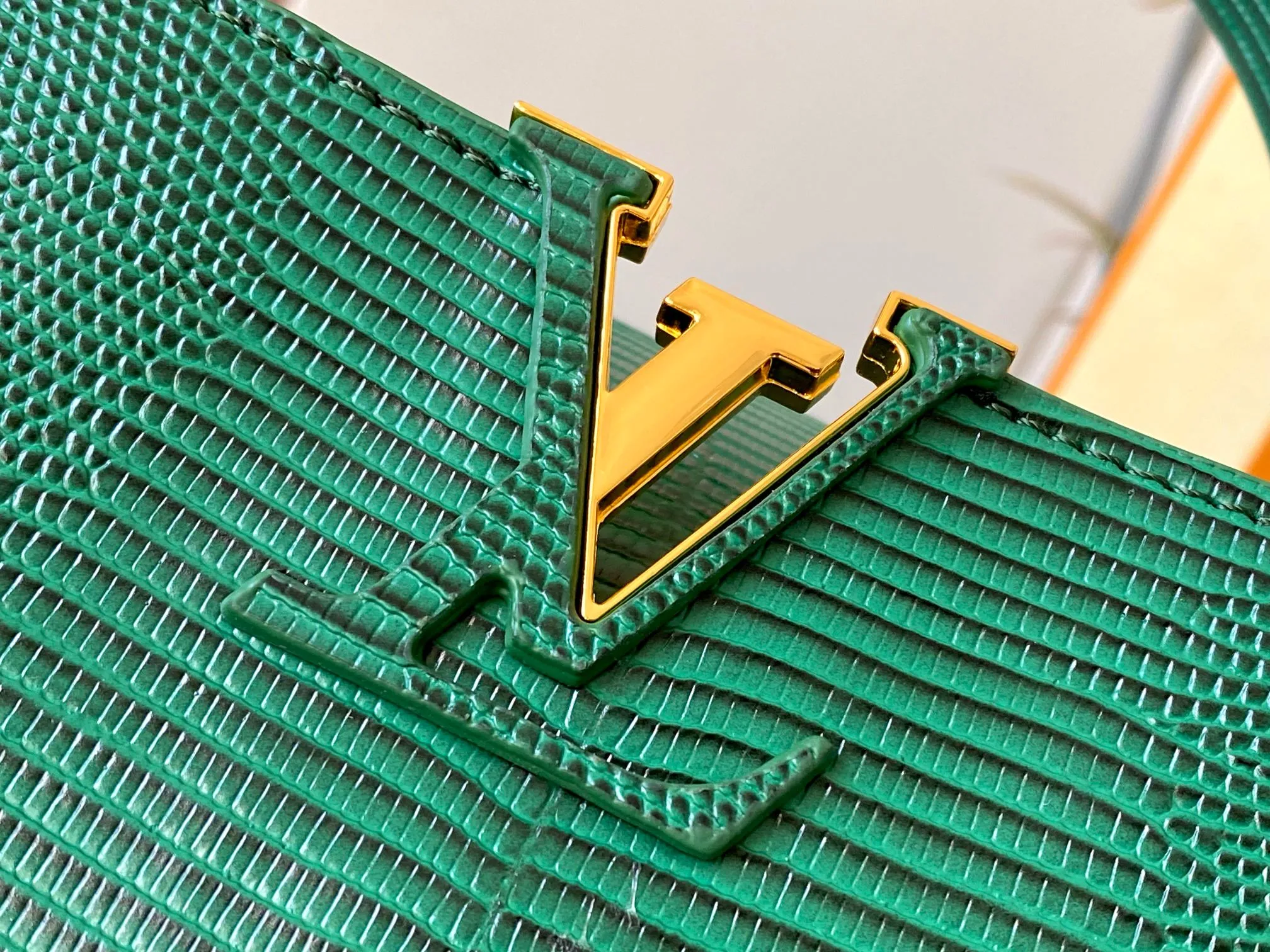 Top original P440 Guangzhou-made M99528 green lizard skin gold buckle CapucinesBB handbag exquisitely combines graceful lizard skin outer layer, delicate sheepskin lining and glossy metal parts. The iconic flap makes two styles fashionable. The LV logo can be read on the inside and Monogram flowers bloom on the outside. It can light up an eye-catching corner for evening occasions and add a personalized atmosphere to the wardrobe. Shine gorgeous style in day and night occasions.  Detailed features 27 x 18 x 9 cm (length x height x width)