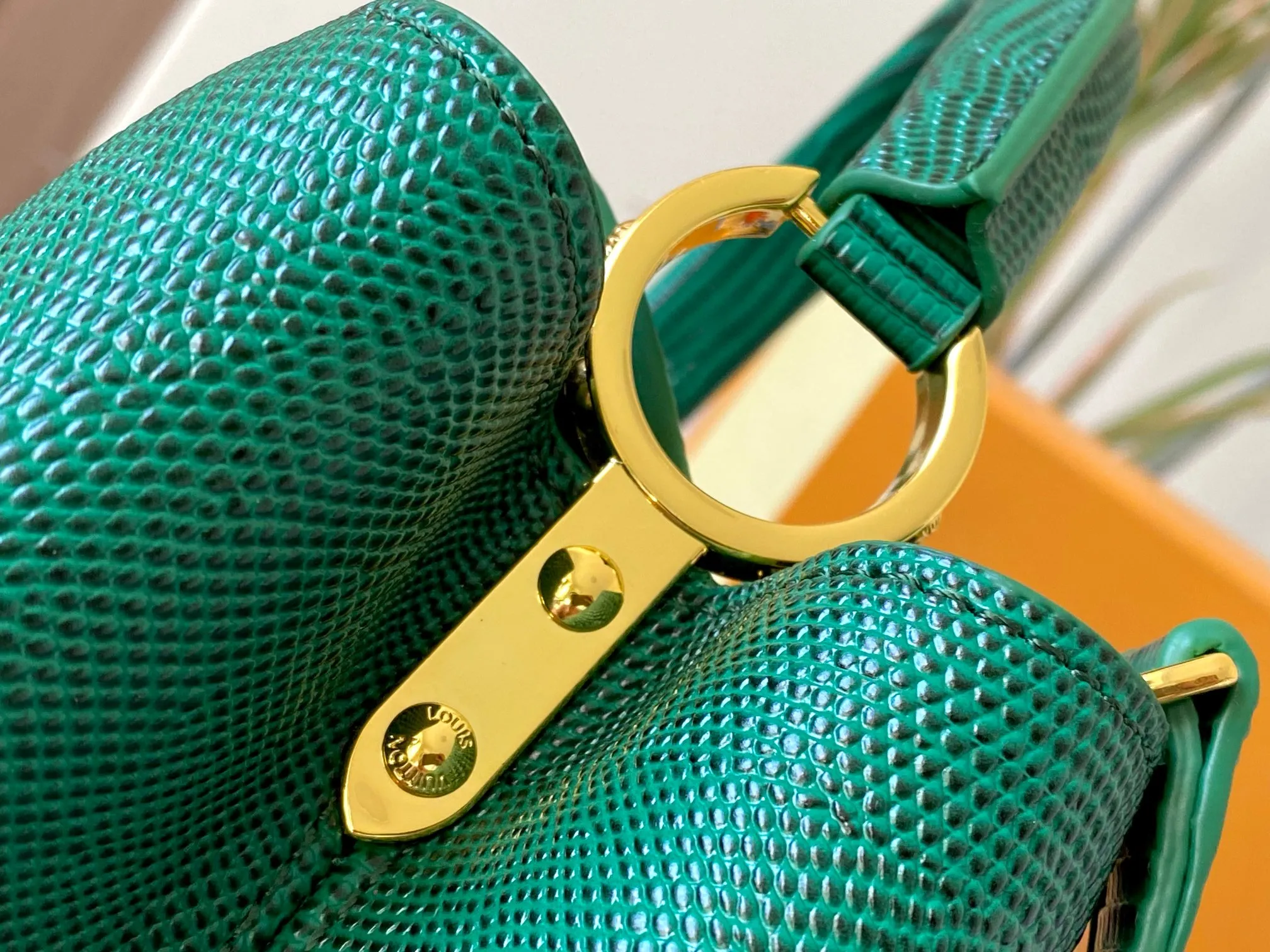 Top original P440 Guangzhou-made M99528 green lizard skin gold buckle CapucinesBB handbag exquisitely combines graceful lizard skin outer layer, delicate sheepskin lining and glossy metal parts. The iconic flap makes two styles fashionable. The LV logo can be read on the inside and Monogram flowers bloom on the outside. It can light up an eye-catching corner for evening occasions and add a personalized atmosphere to the wardrobe. Shine gorgeous style in day and night occasions.  Detailed features 27 x 18 x 9 cm (length x height x width)