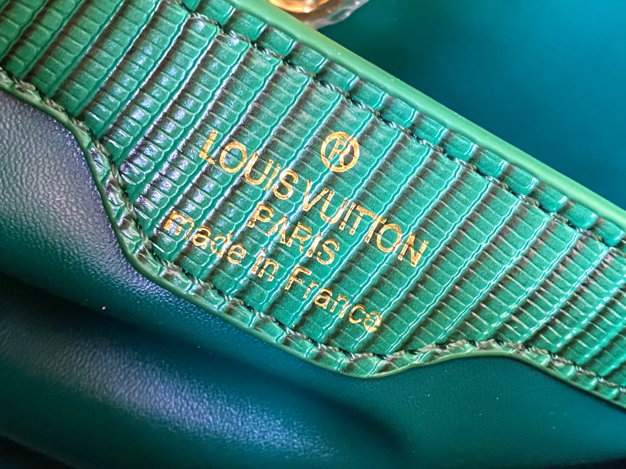 Top original P440 Guangzhou-made M99528 green lizard skin gold buckle CapucinesBB handbag exquisitely combines graceful lizard skin outer layer, delicate sheepskin lining and glossy metal parts. The iconic flap makes two styles fashionable. The LV logo can be read on the inside and Monogram flowers bloom on the outside. It can light up an eye-catching corner for evening occasions and add a personalized atmosphere to the wardrobe. Shine gorgeous style in day and night occasions.  Detailed features 27 x 18 x 9 cm (length x height x width)