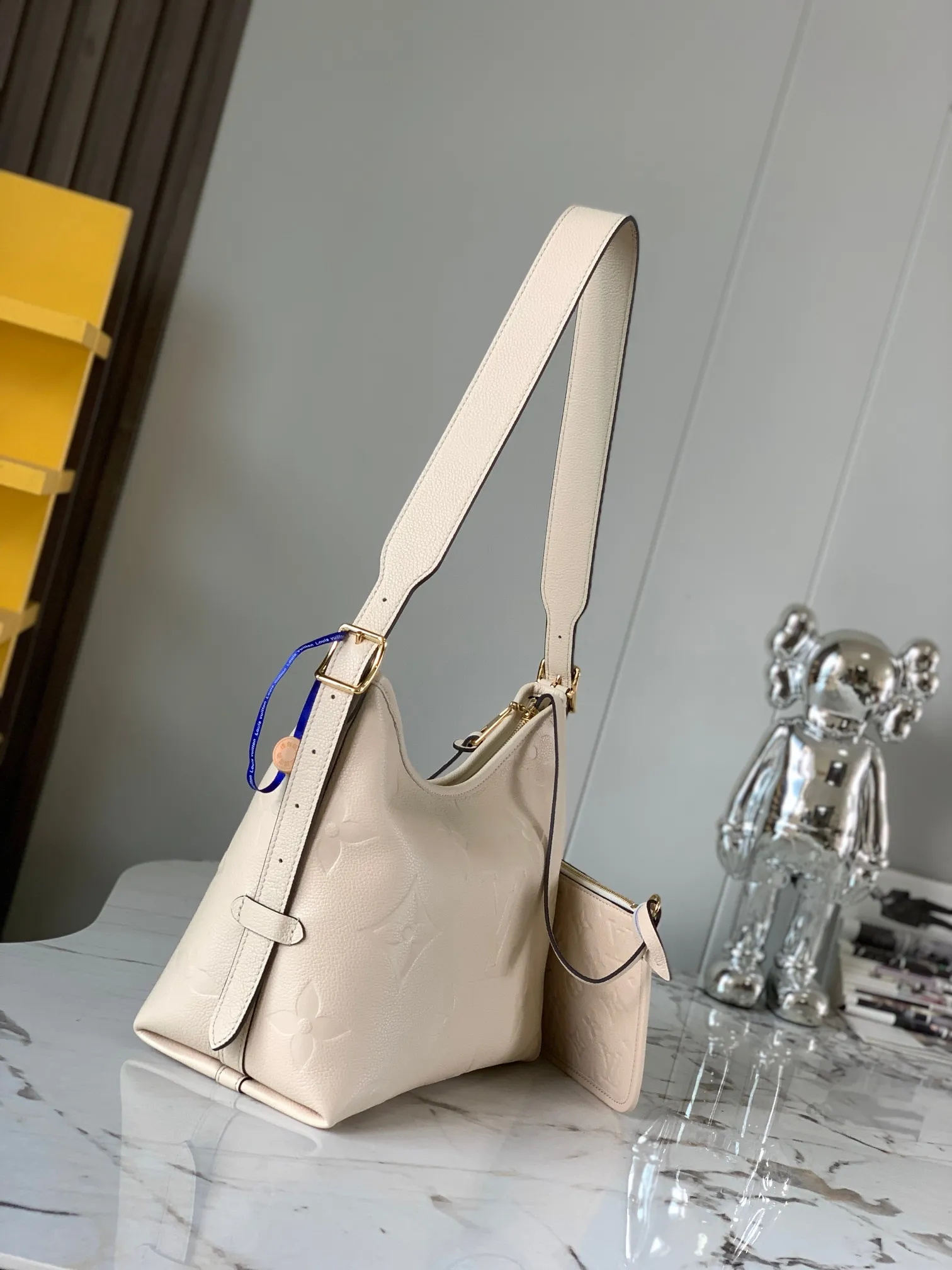 P1460 [Original leather 💋 M46293 cream color embossed] This small CarryAl handbag is made of Monogram Empreinte embossed leather, with secure opening and closing, elegant interior and removable zipper bag, providing a comfortable choice for daily travel. With the clever use of the adjustable shoulder strap, you can switch between hand-carrying, shoulder-carrying and cross-body carrying. Detailed features 24 x 29.5x12 cm (length x height x width)