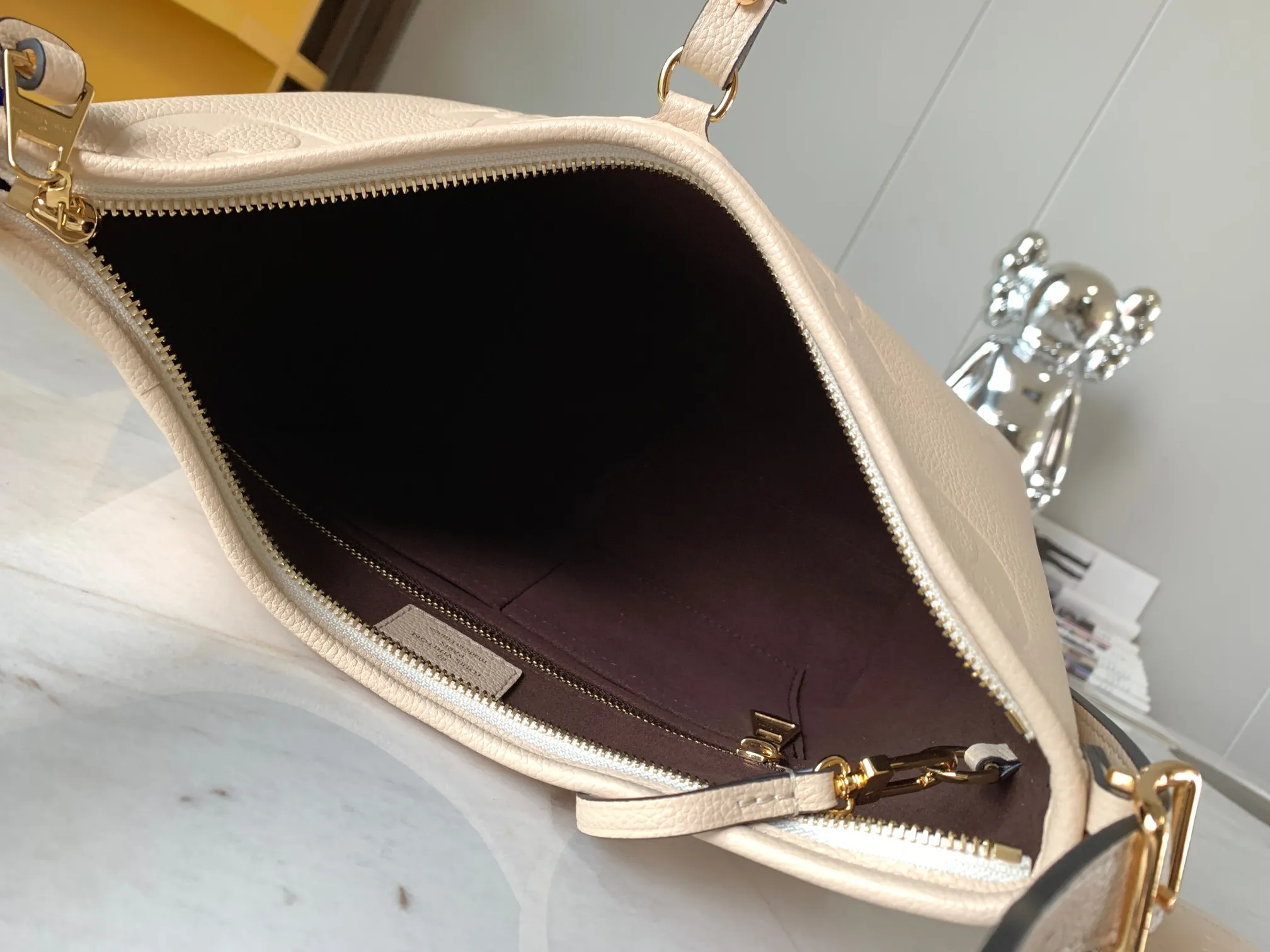 P1460 [Original leather 💋 M46293 cream color embossed] This small CarryAl handbag is made of Monogram Empreinte embossed leather, with secure opening and closing, elegant interior and removable zipper bag, providing a comfortable choice for daily travel. With the clever use of the adjustable shoulder strap, you can switch between hand-carrying, shoulder-carrying and cross-body carrying. Detailed features 24 x 29.5x12 cm (length x height x width)