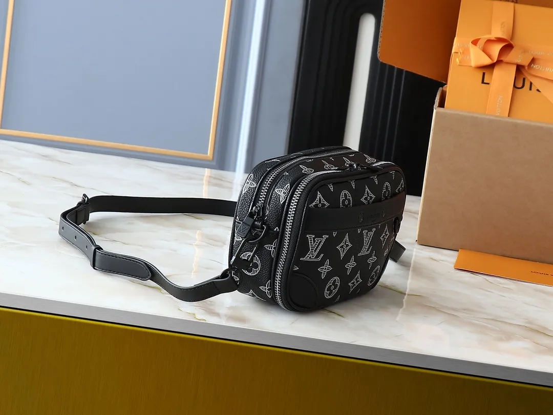 💰260💰Upgraded from the original M83383 M82542 M82544 M82801 mini men's messenger bag series. The new Zly hx NANO ALPHA handbag of the season. The Neo Alpha handbag condenses the design of the past Alpha handbag with rounded strokes and uses soft Monogram Eclipse canvas to build a casual silhouette. The ample space is equipped with a zipper compartment and front patch pocket to hold daily necessities such as mobile phones, cards and keys, and comes with a detachable and adjustable leather shoulder strap. 18.5 x 11 x 6.5 cm.