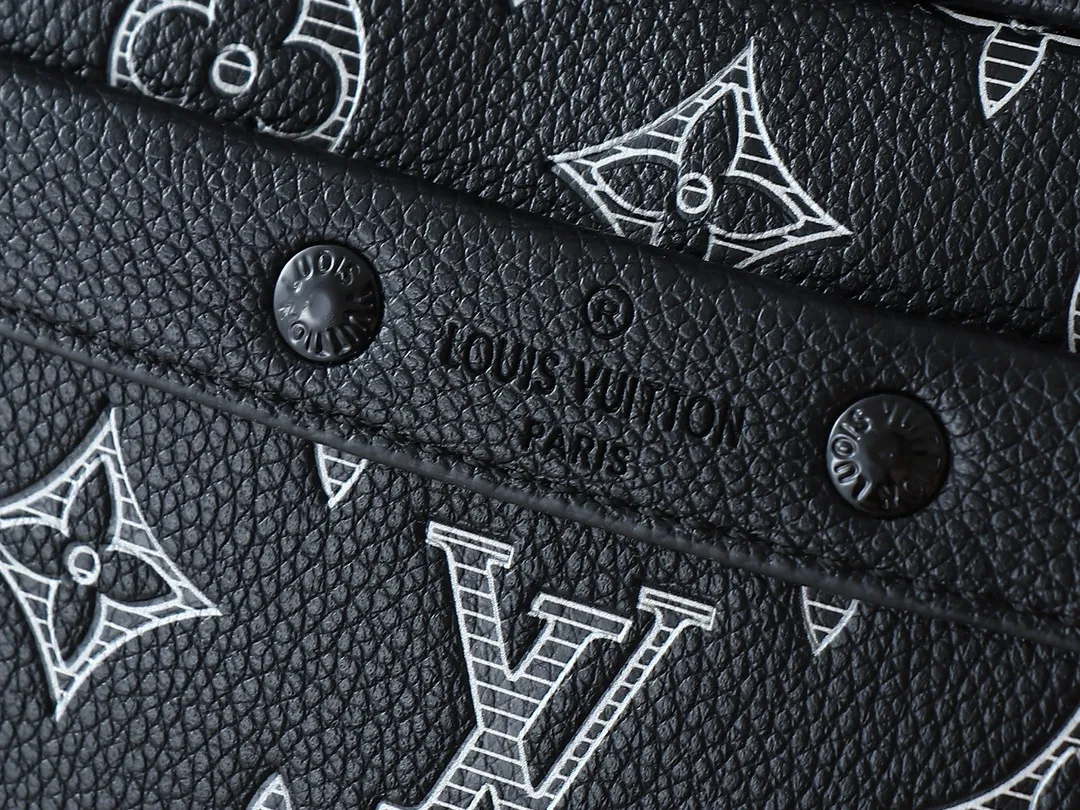 💰260💰Upgraded from the original M83383 M82542 M82544 M82801 mini men's messenger bag series. The new Zly hx NANO ALPHA handbag of the season. The Neo Alpha handbag condenses the design of the past Alpha handbag with rounded strokes and uses soft Monogram Eclipse canvas to build a casual silhouette. The ample space is equipped with a zipper compartment and front patch pocket to hold daily necessities such as mobile phones, cards and keys, and comes with a detachable and adjustable leather shoulder strap. 18.5 x 11 x 6.5 cm.