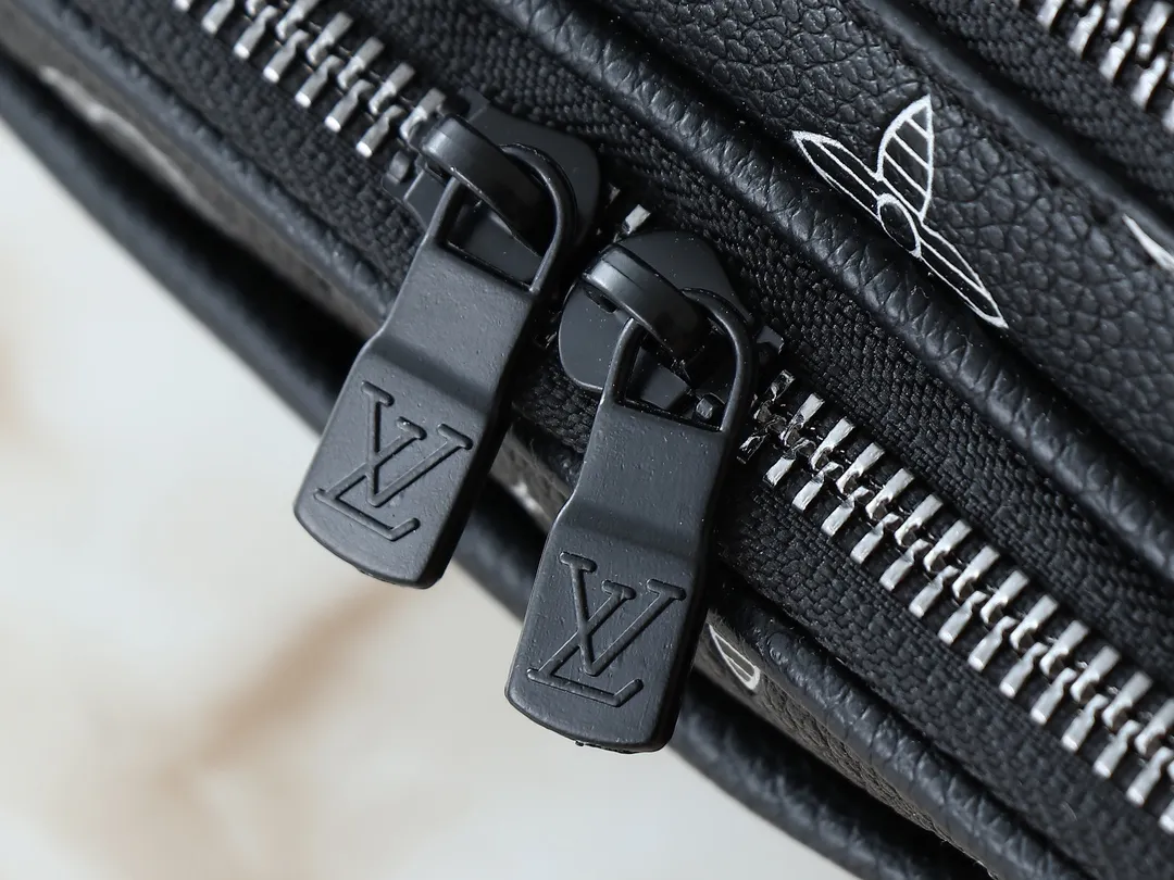 💰260💰Upgraded from the original M83383 M82542 M82544 M82801 mini men's messenger bag series. The new Zly hx NANO ALPHA handbag of the season. The Neo Alpha handbag condenses the design of the past Alpha handbag with rounded strokes and uses soft Monogram Eclipse canvas to build a casual silhouette. The ample space is equipped with a zipper compartment and front patch pocket to hold daily necessities such as mobile phones, cards and keys, and comes with a detachable and adjustable leather shoulder strap. 18.5 x 11 x 6.5 cm.